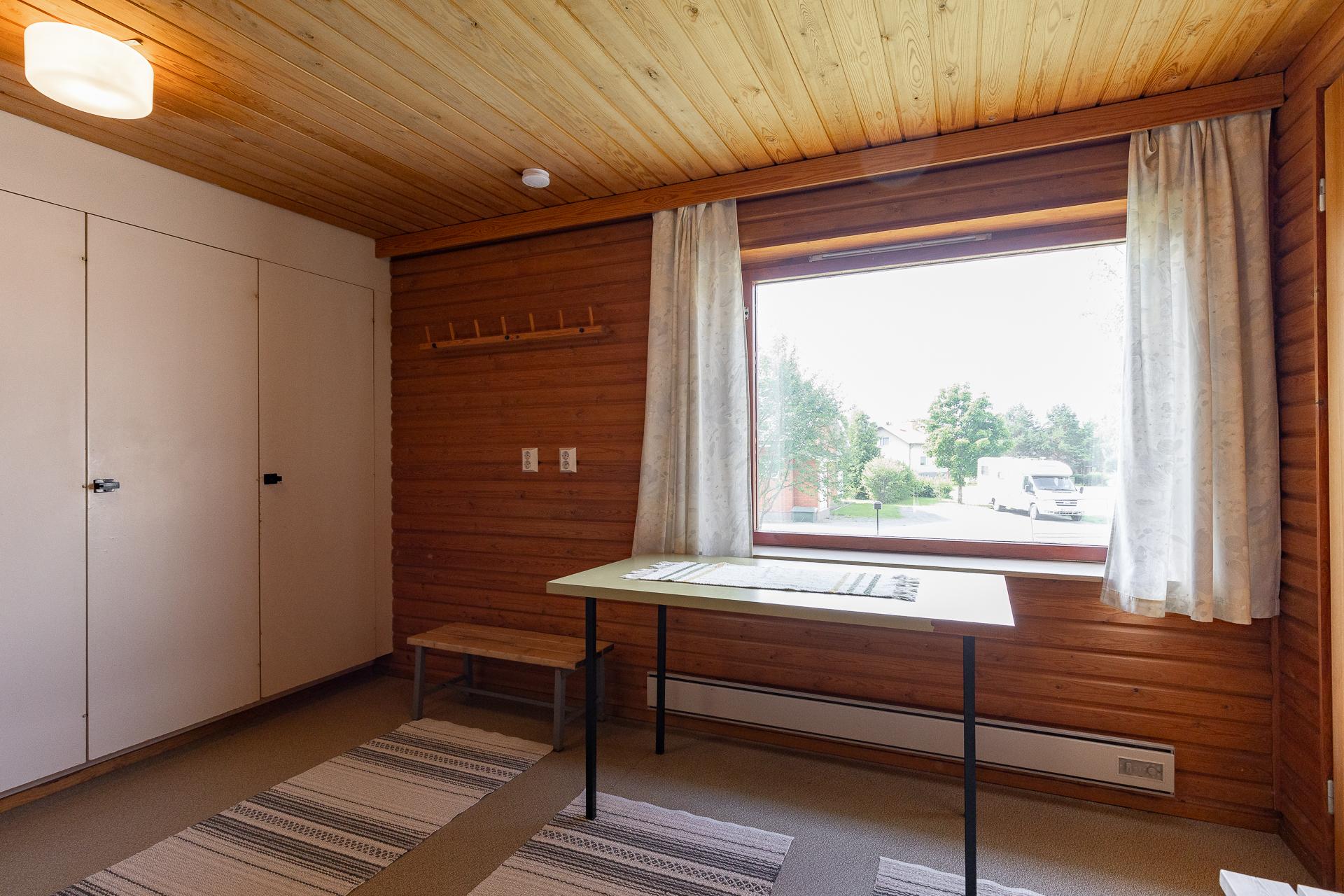 taloyhtiön saunaosaston pukuhuone