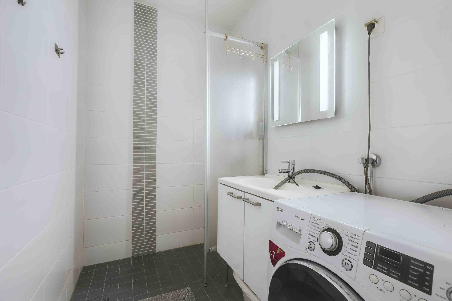 Kylpyhuone on kokonaan laatoitettu.