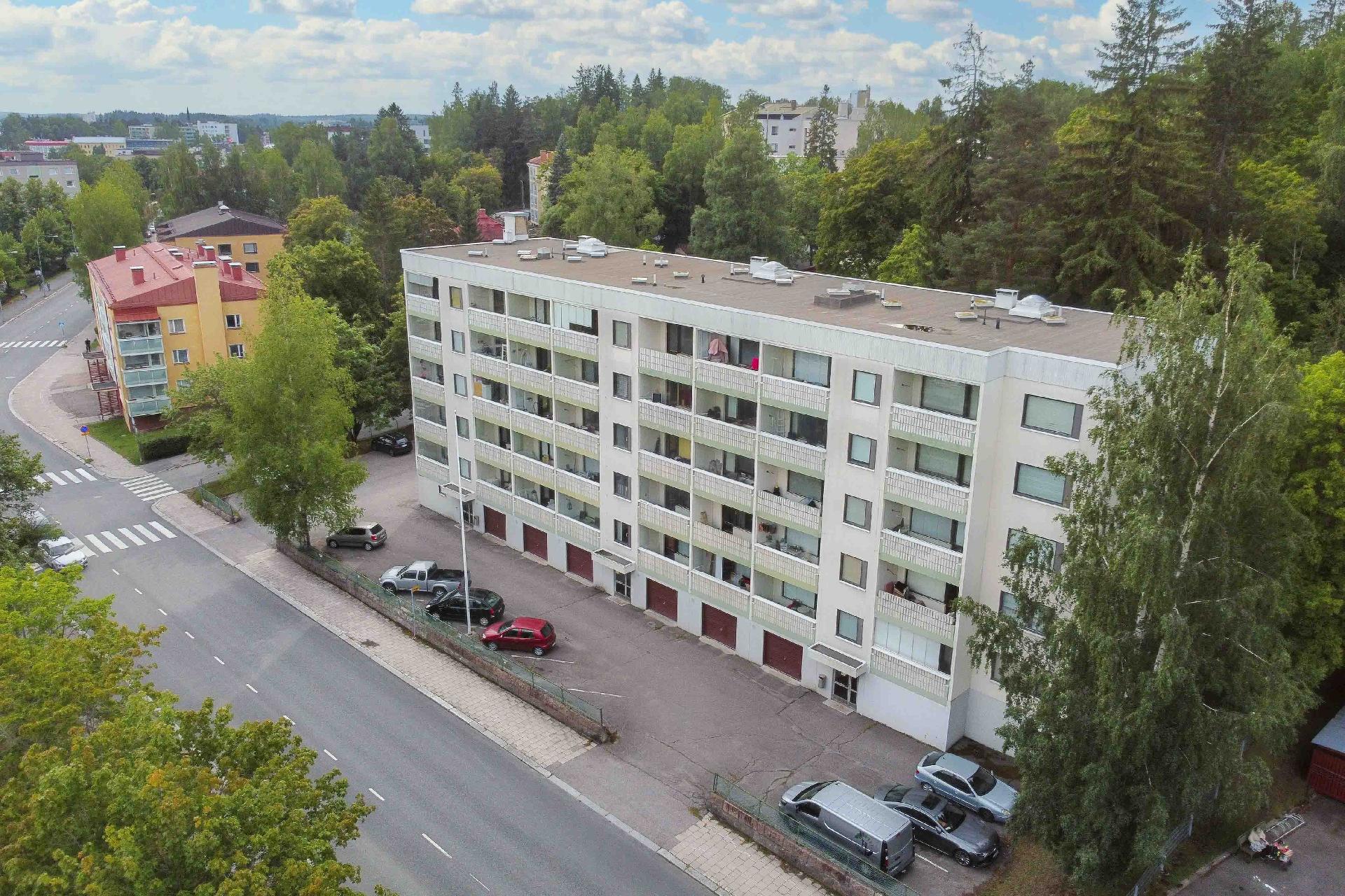 Viehättävä kolmen huoneen koti hissitalossa lähellä keskustaa!