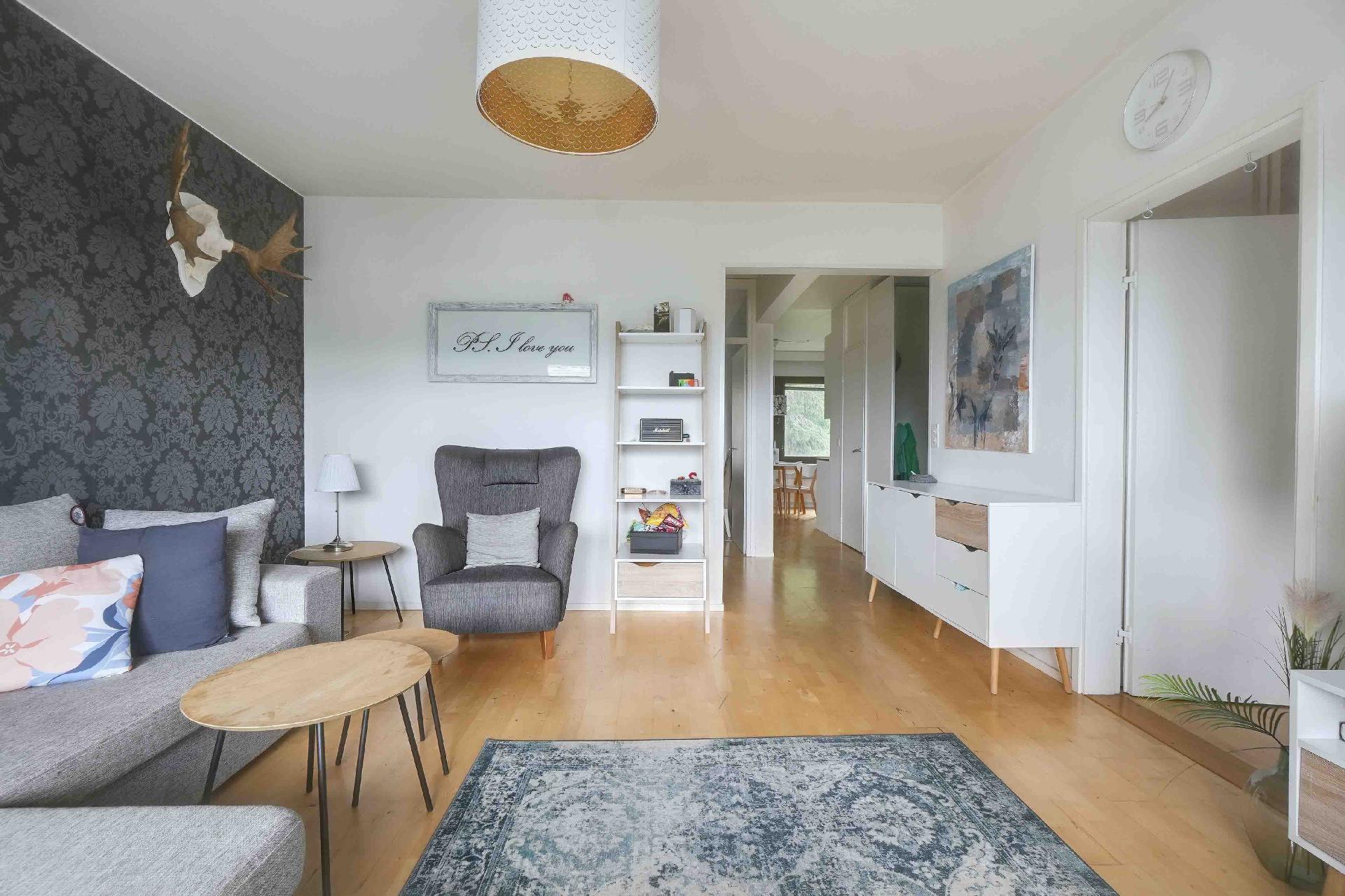 Näkymää parvekkeen suunnasta olohuoneeseen ja eteisen suuntaan.