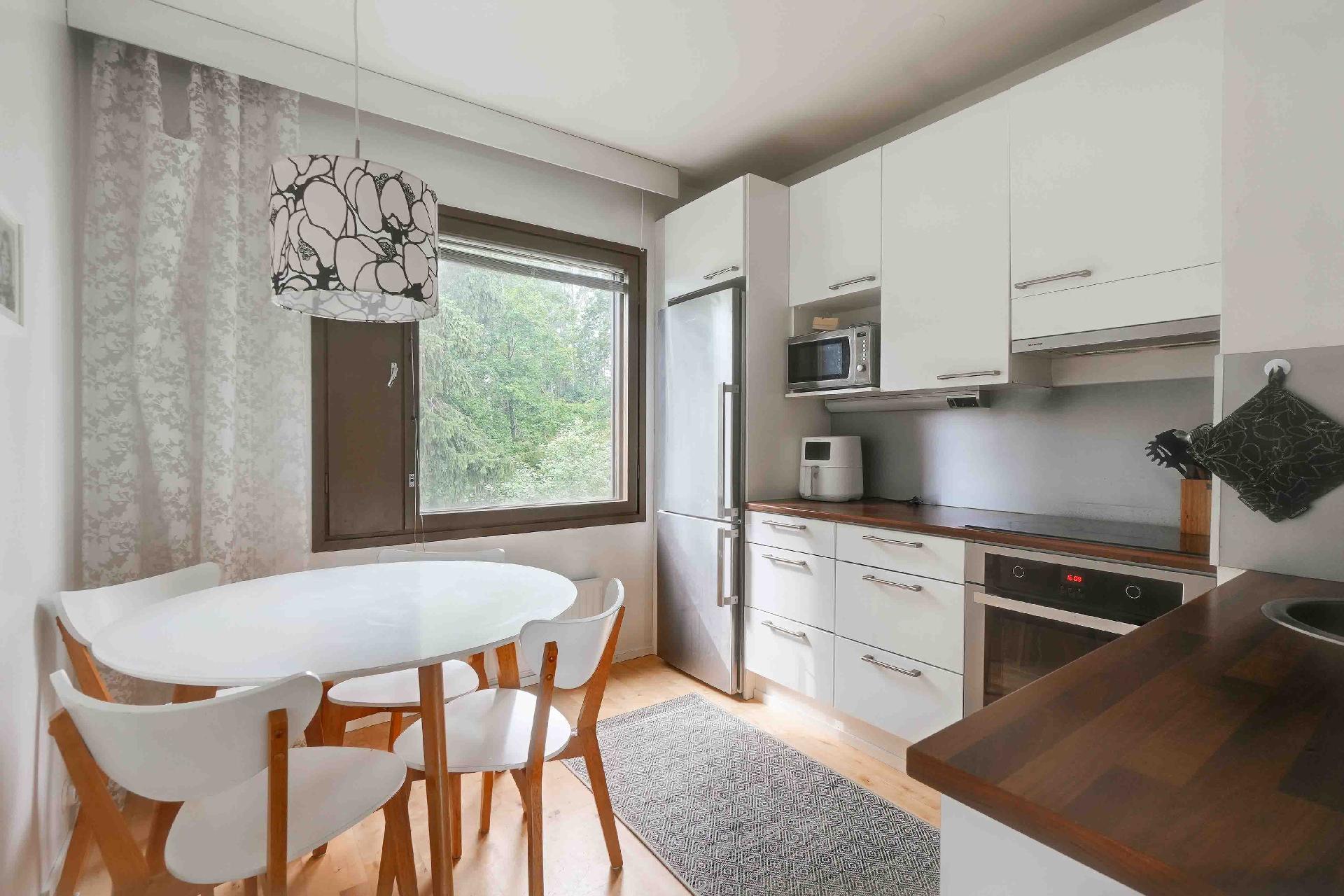 Keittiössä on vaaleasävyisen kaapistot ja tilaa ruokailyryhmälle.