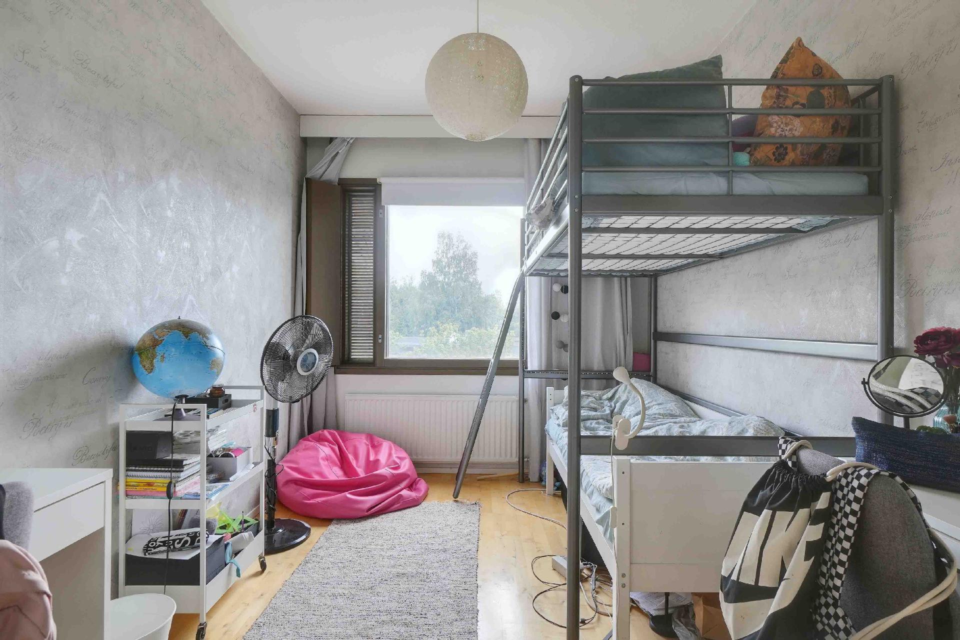 Lastenhuoneen yhteydessä on vaatehuone.