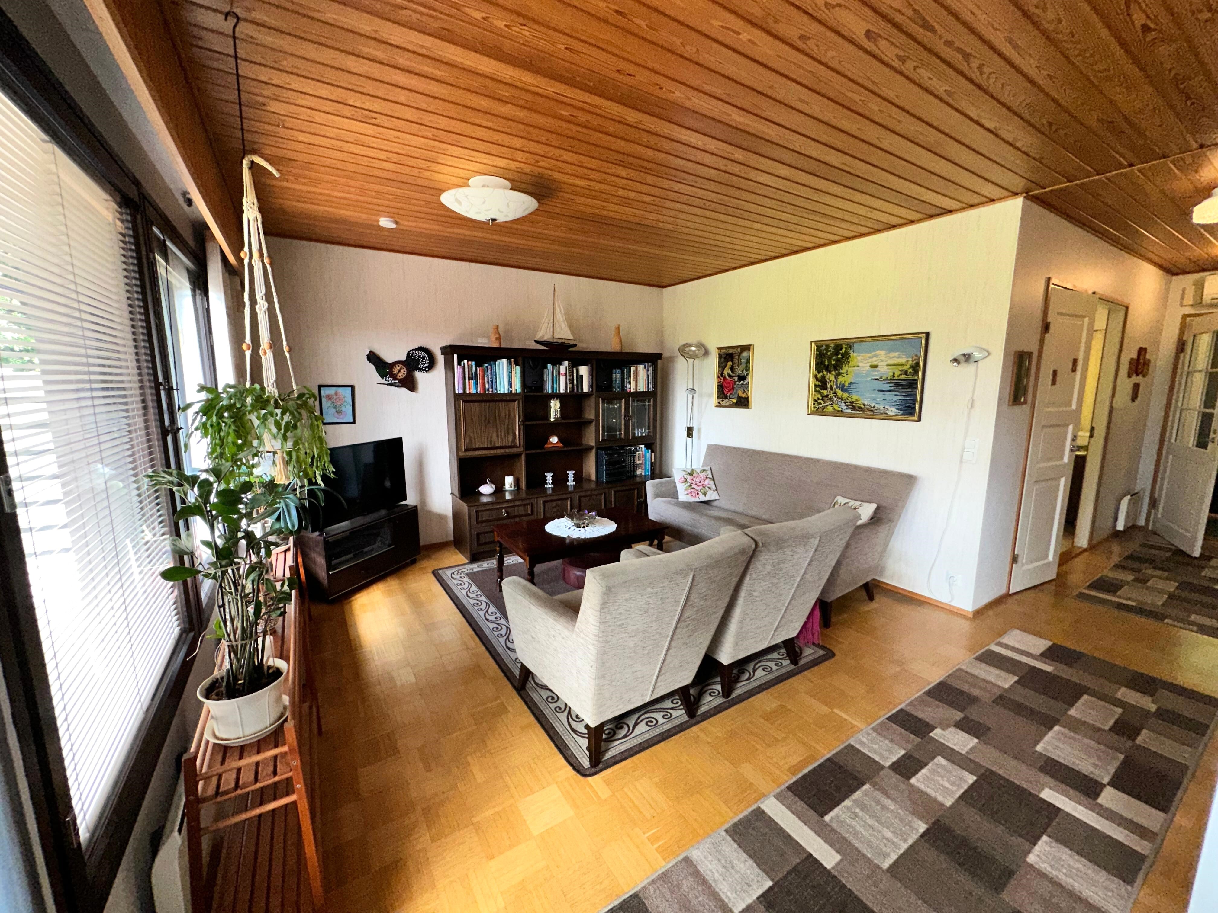 Kirjailijantie 11, Kuvansi, Joroinen