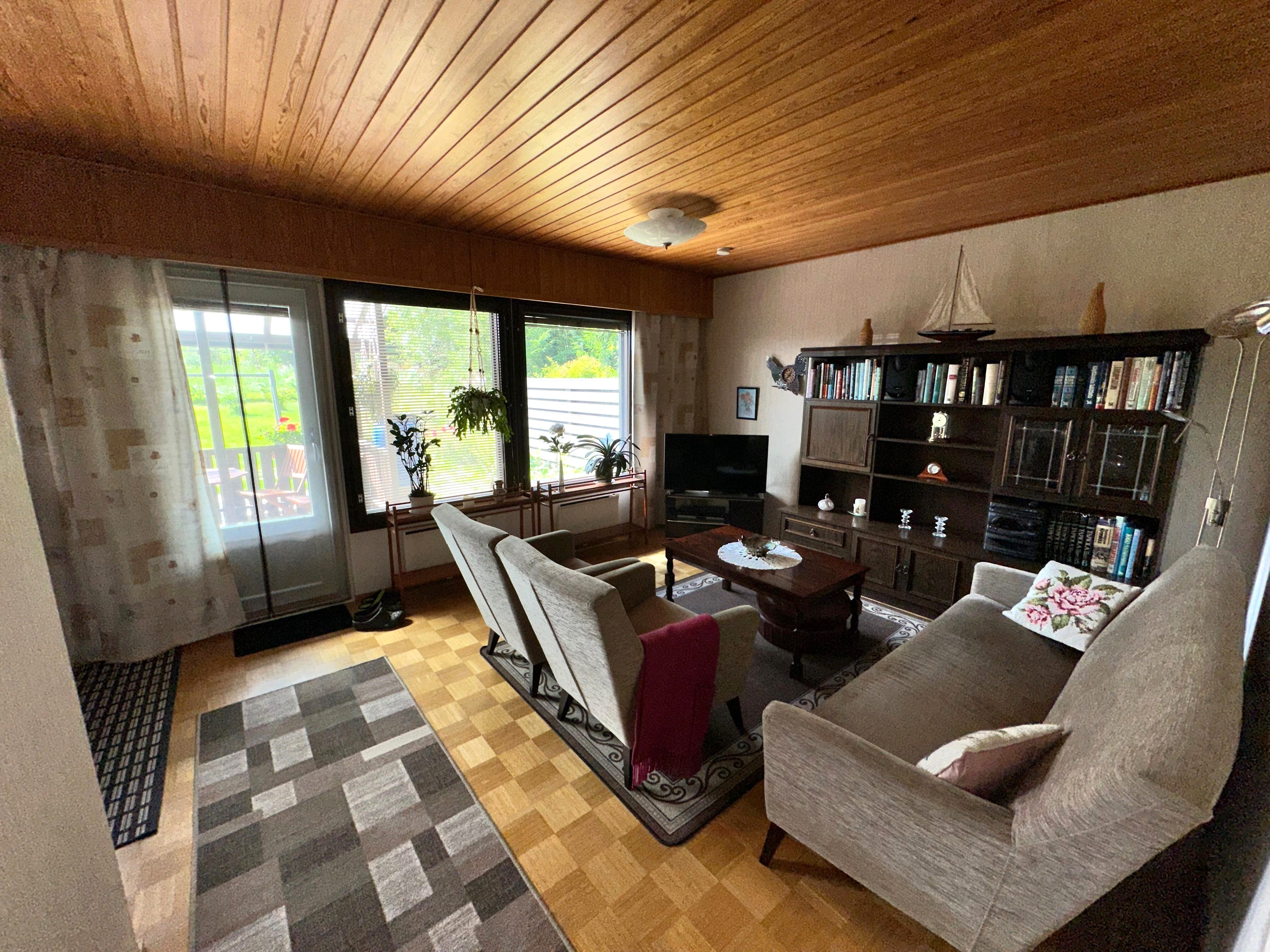 Kirjailijantie 11, Kuvansi, Joroinen