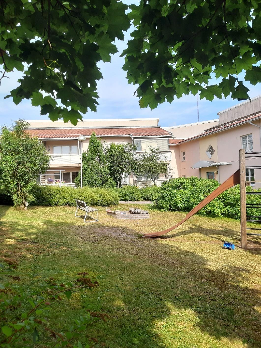 Taloyhtiön leikkialue kesä