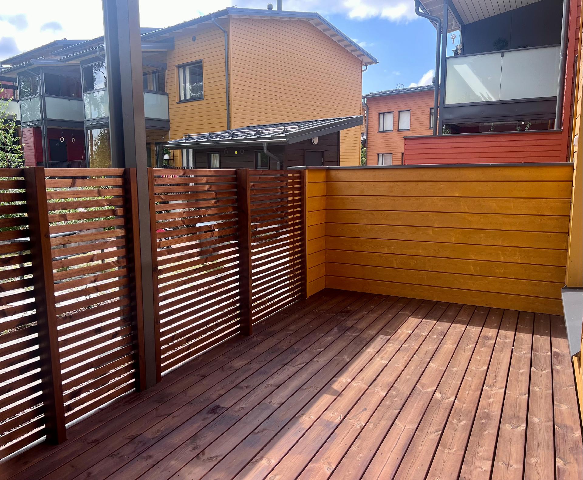 Suojaisa ja aurinkoinen terassi