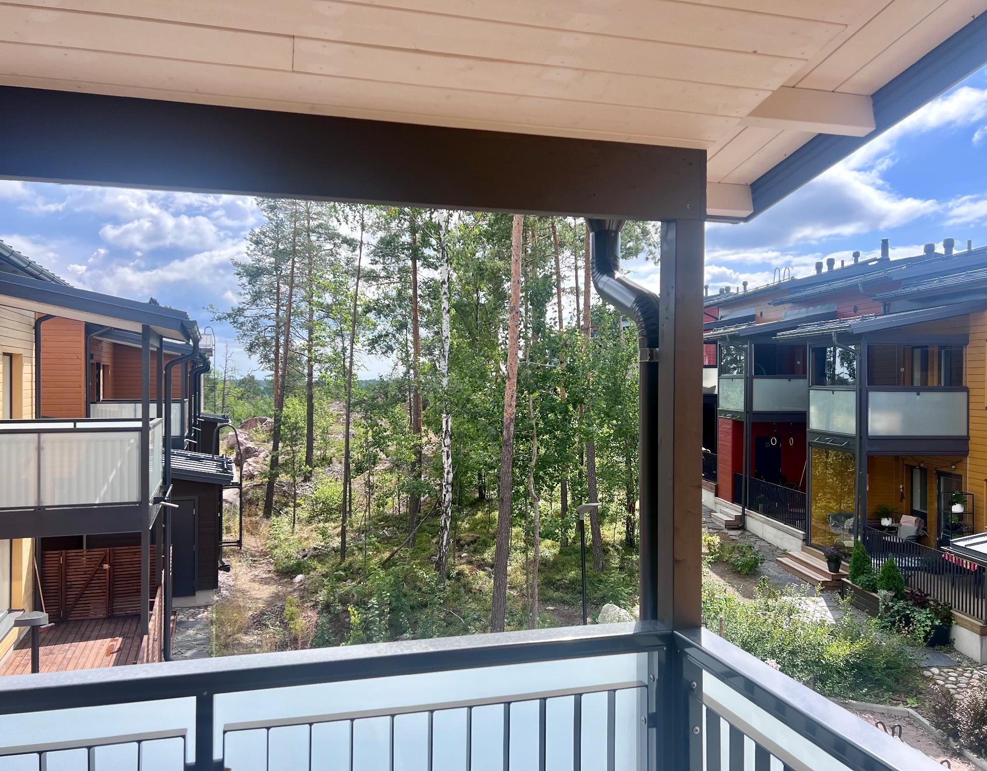 Näkymät yläkerran parvekkeelta kesällä