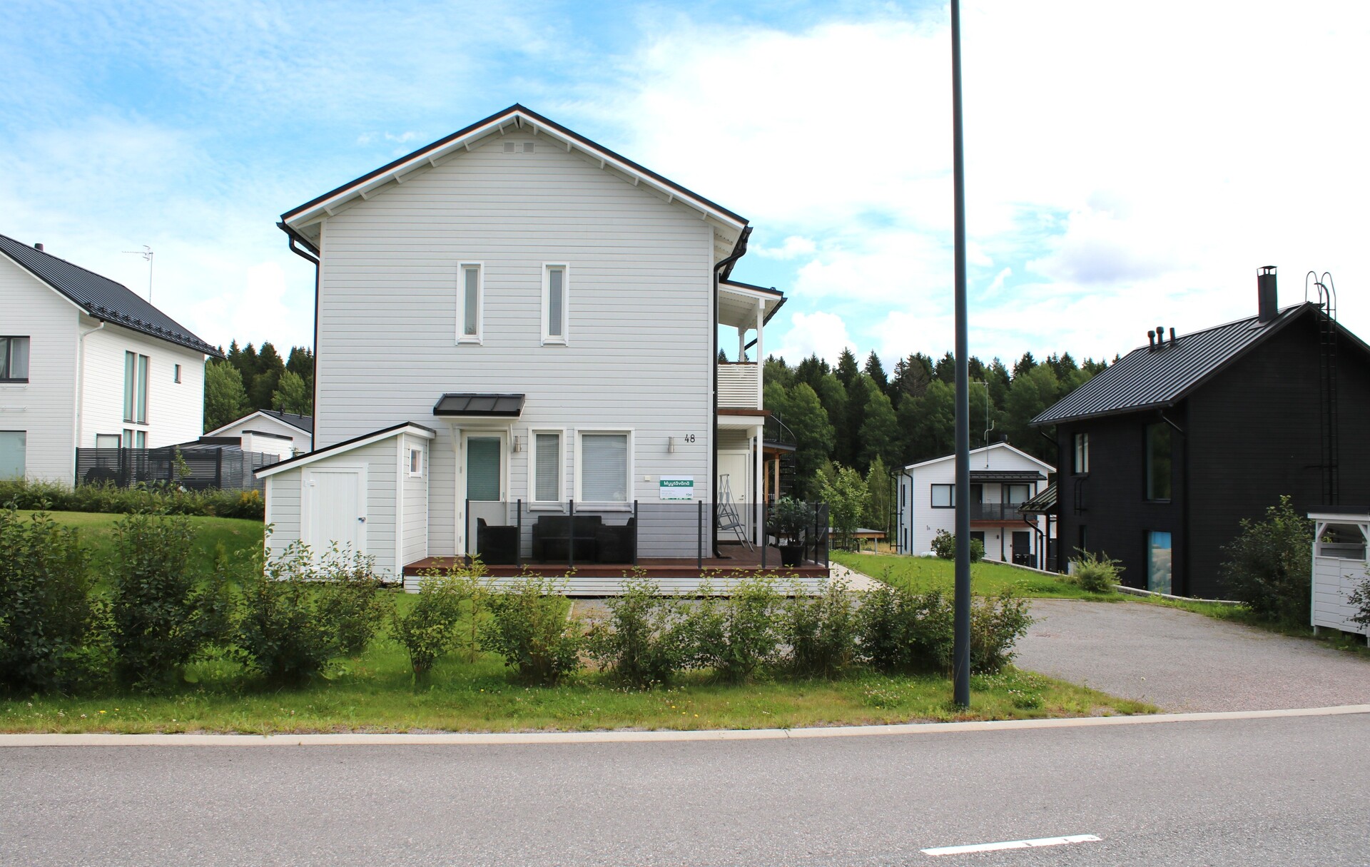 Talo ja etupiha tieltä