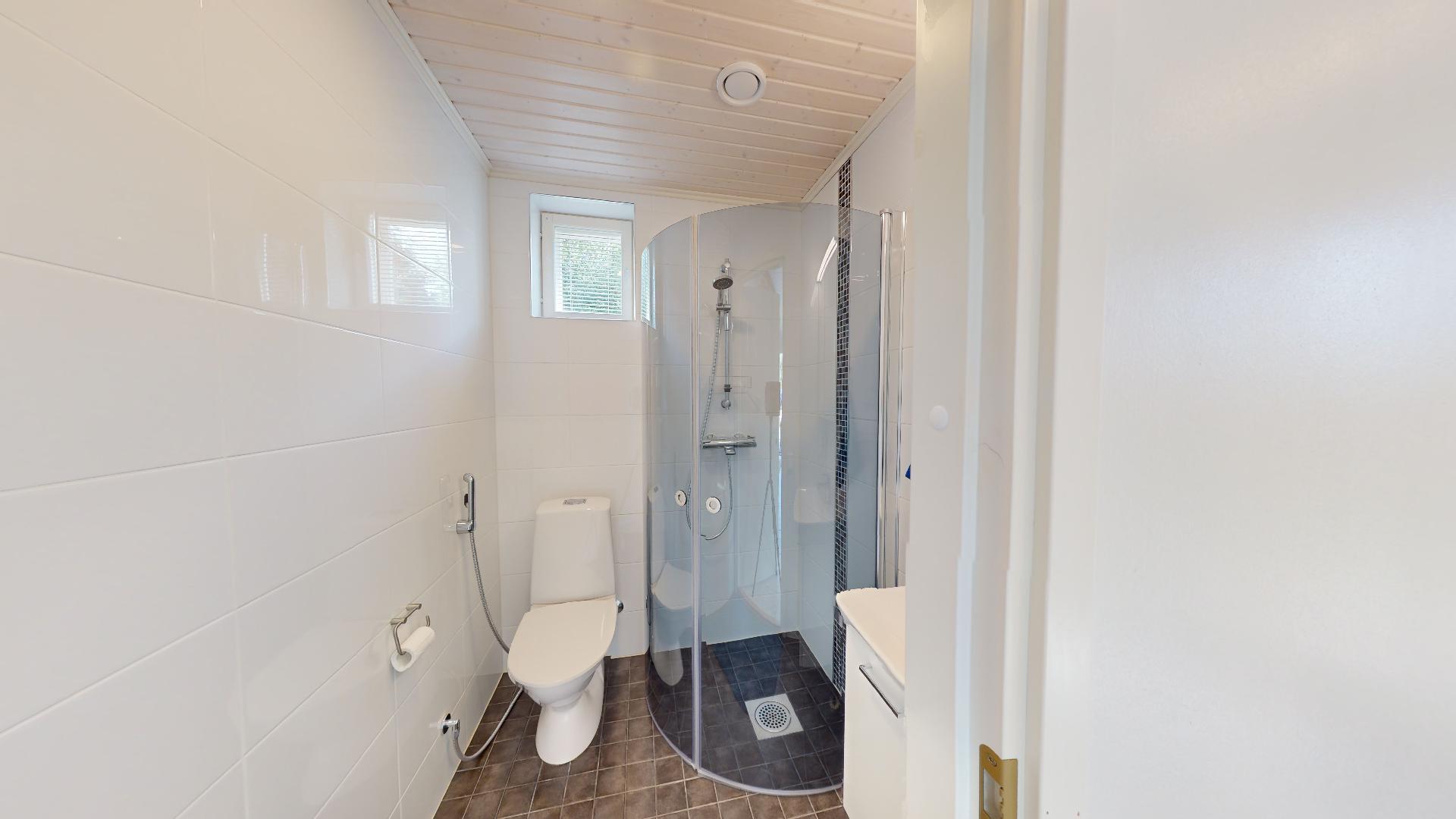 Alakerran kylpyhuone