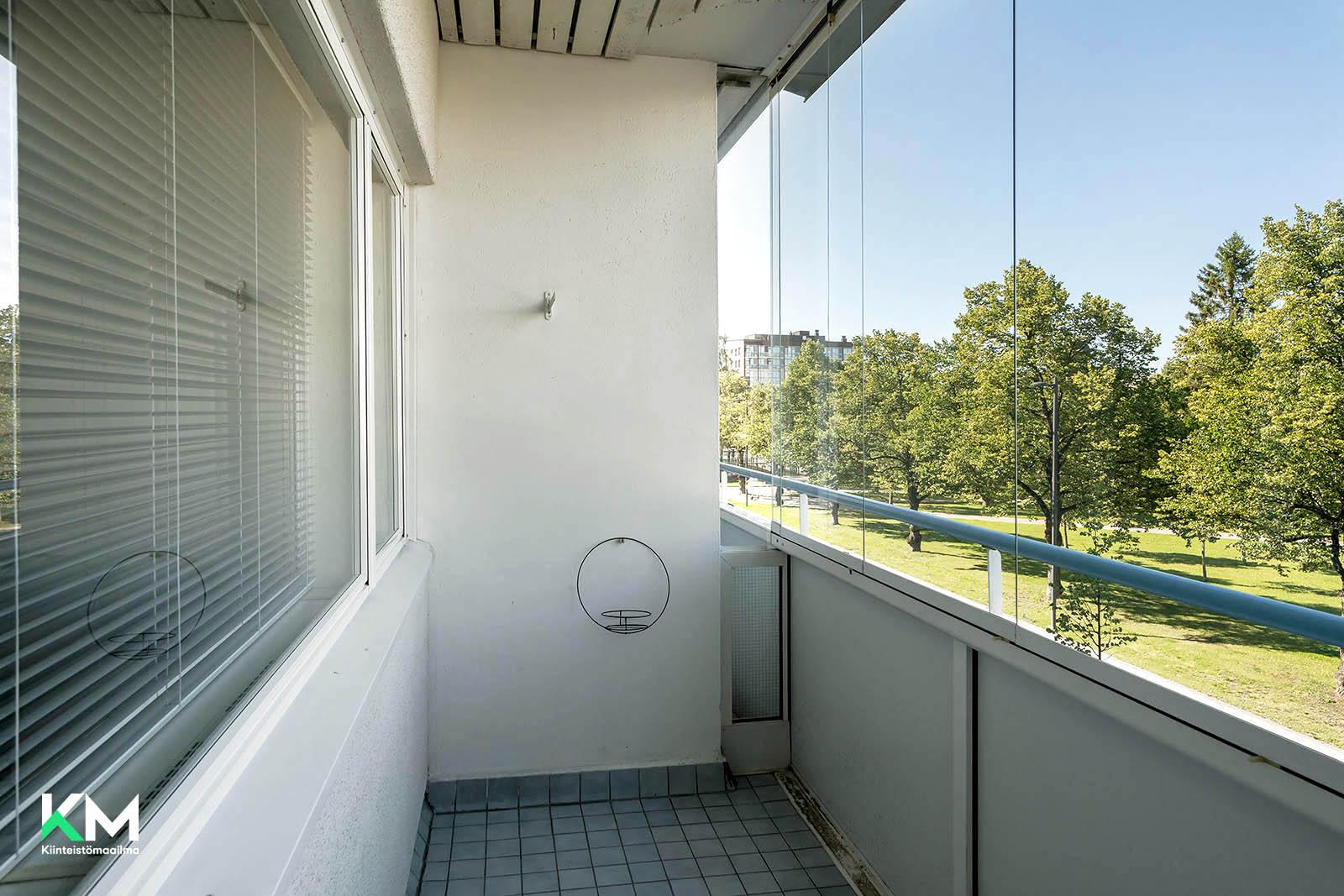 Lasitettu parveke olohuoneen jatkeena