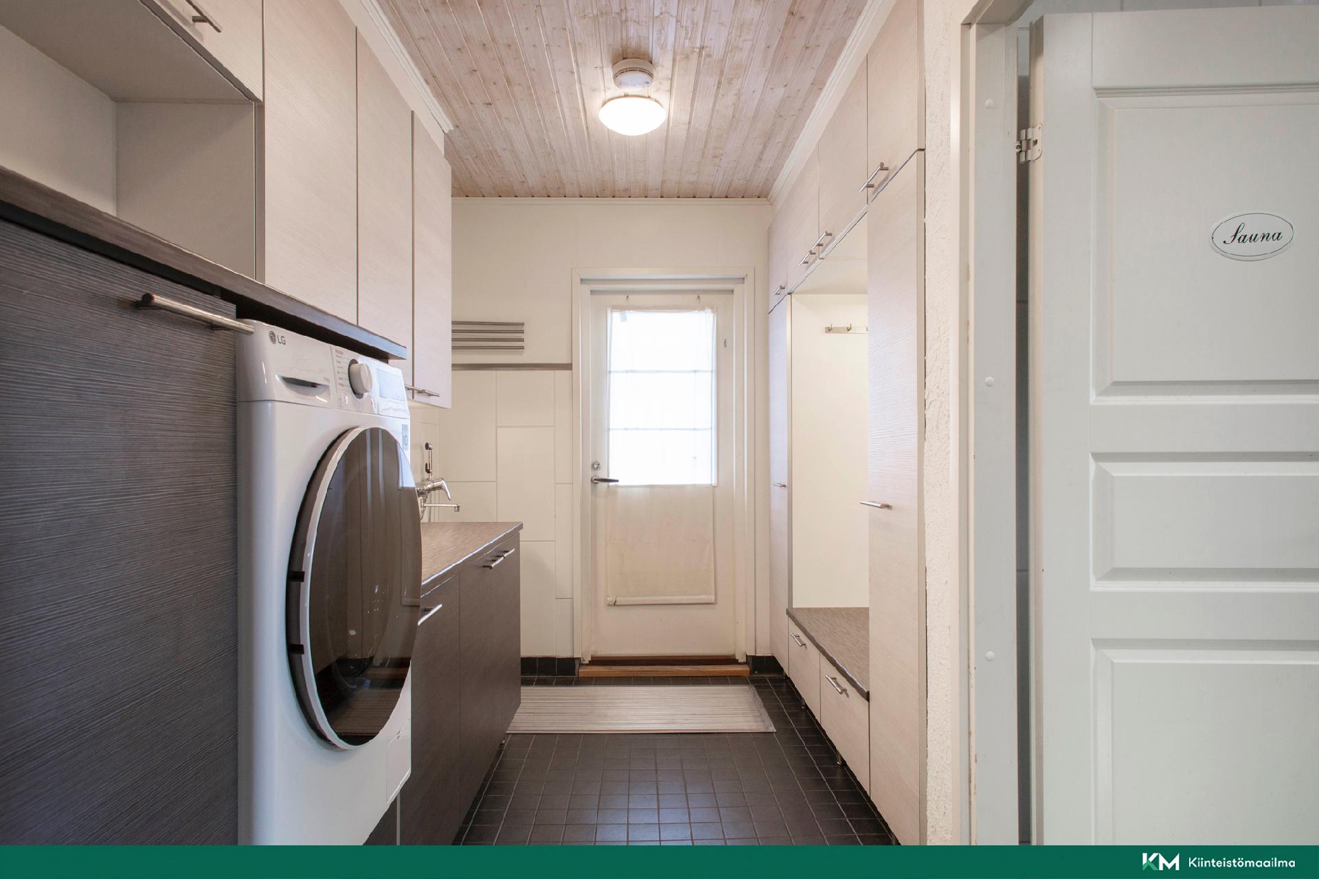 Kodinhoitohuoneesta kulku ulos