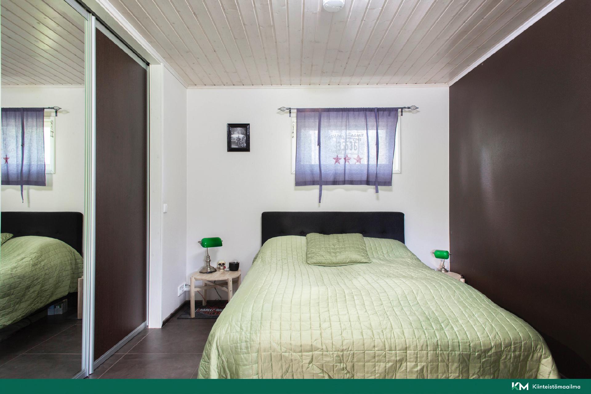 Liukuovien takana "walk in closet"