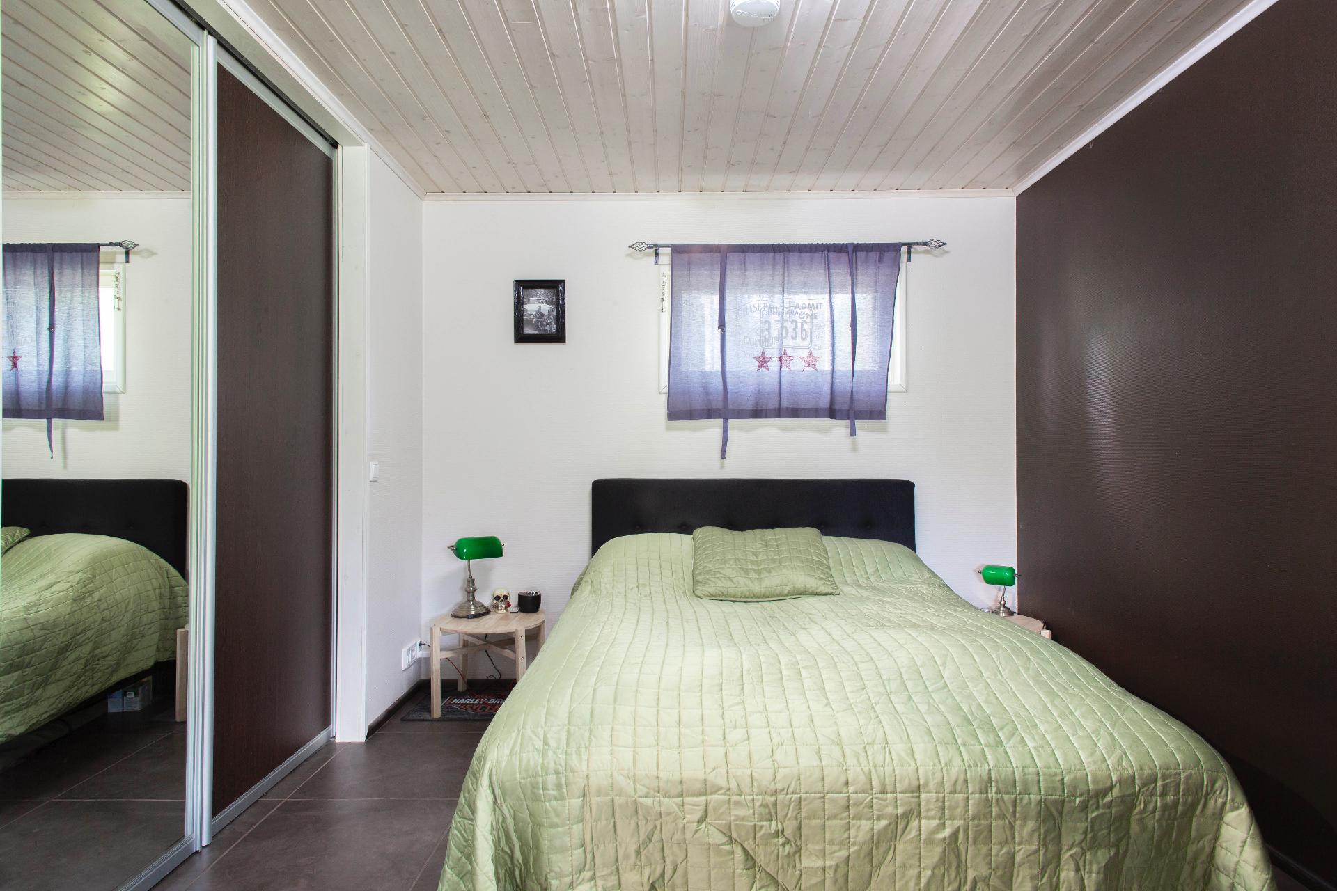 Liukuovien takana "walk in closet"