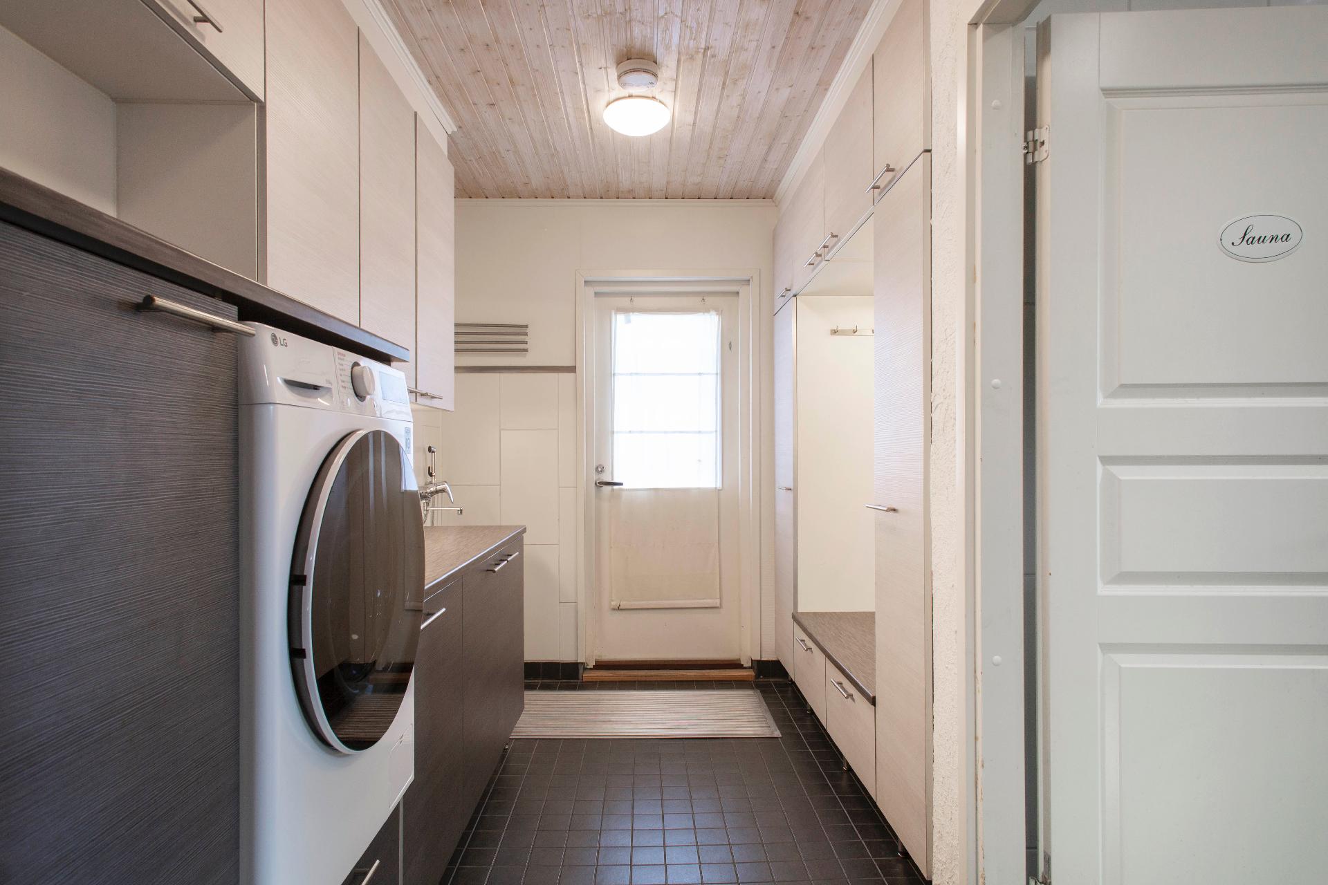 Kodinhoitohuoneesta kulku ulos