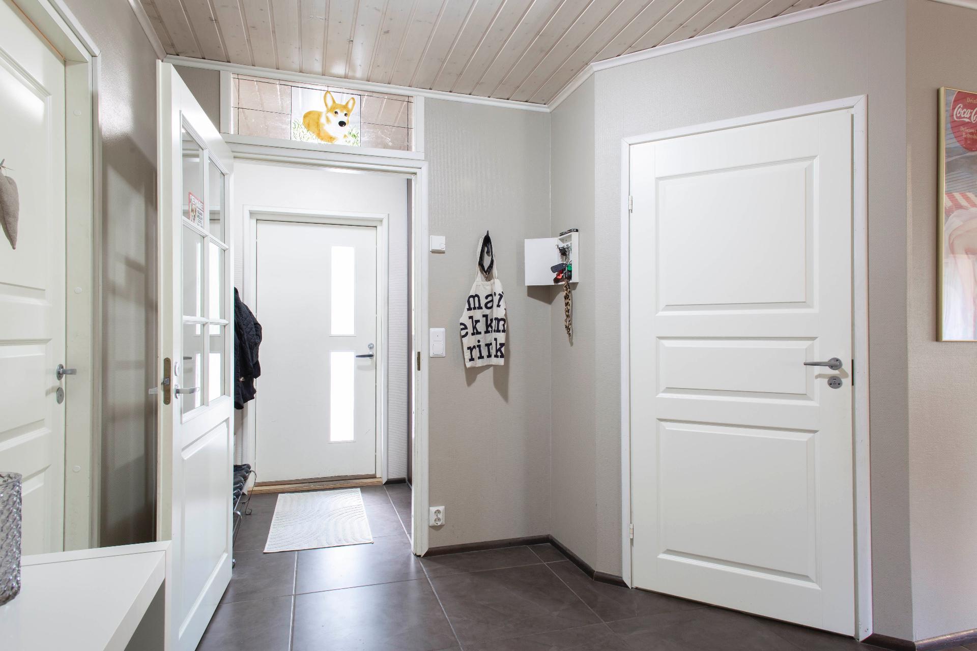 Sisääntulo ja erillinen wc