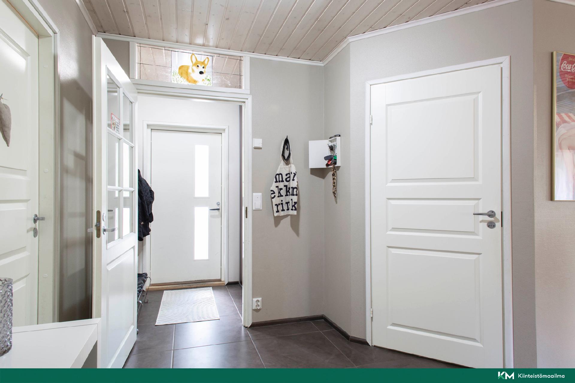 Sisääntulo ja erillinen wc