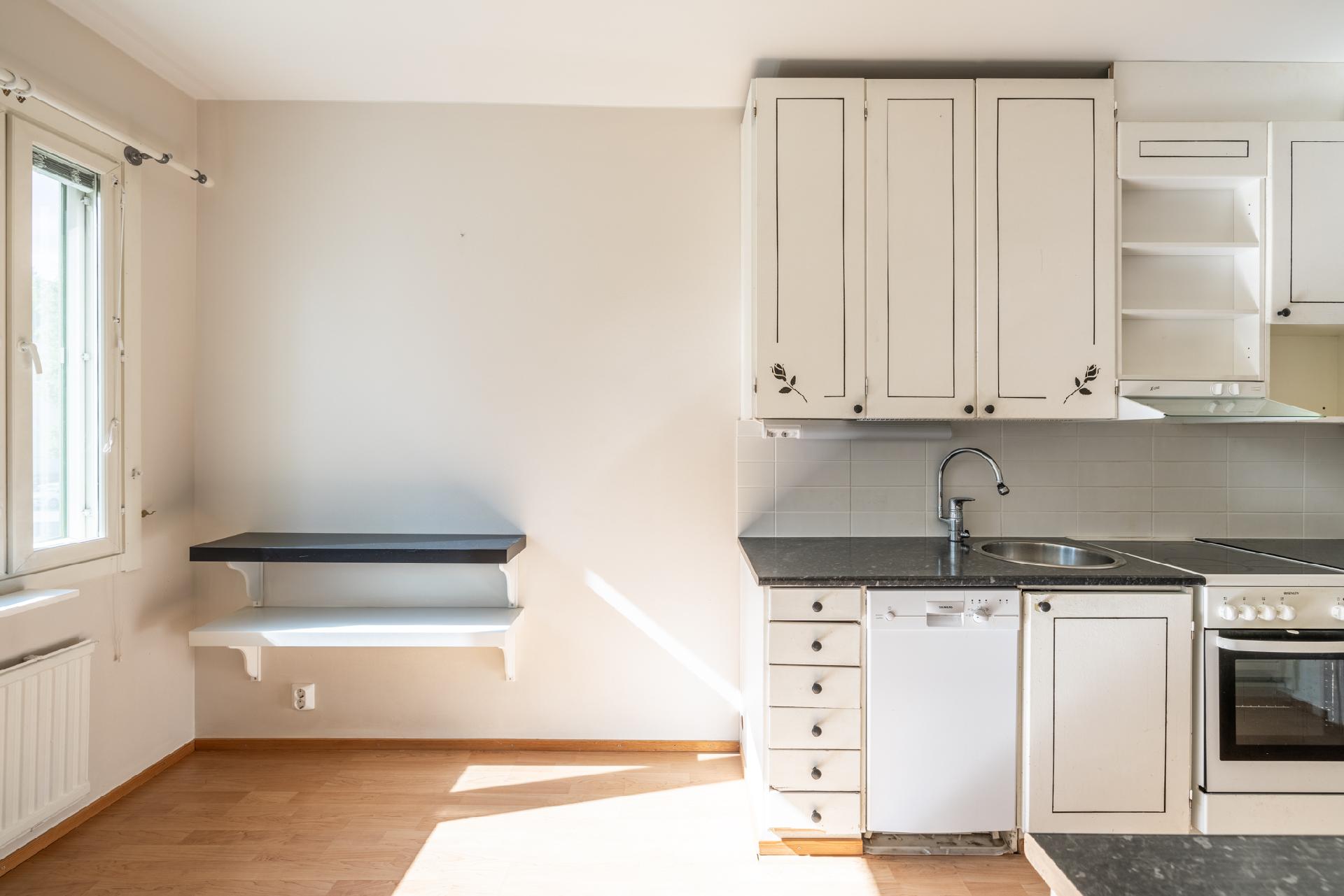 ruokailutila, keittiö oikealla