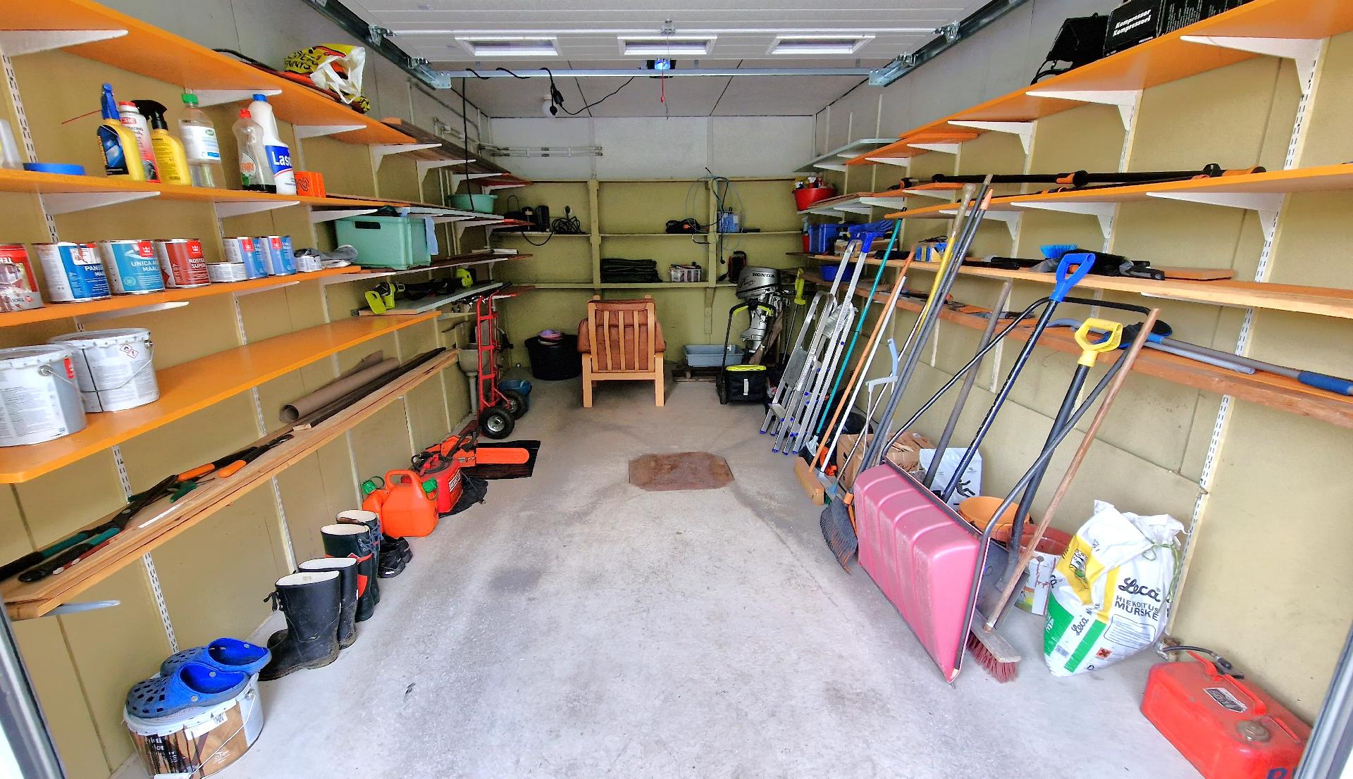 Autotalli sähköisellä nosto-ovella