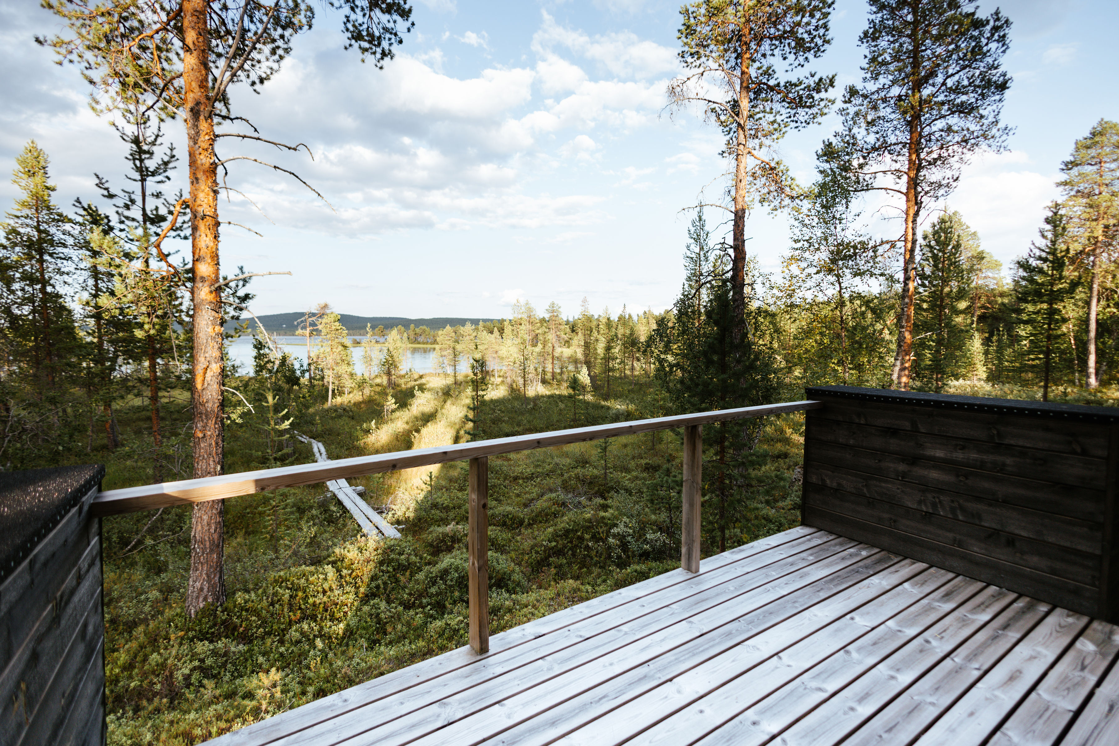 Terassi järven suuntaan
