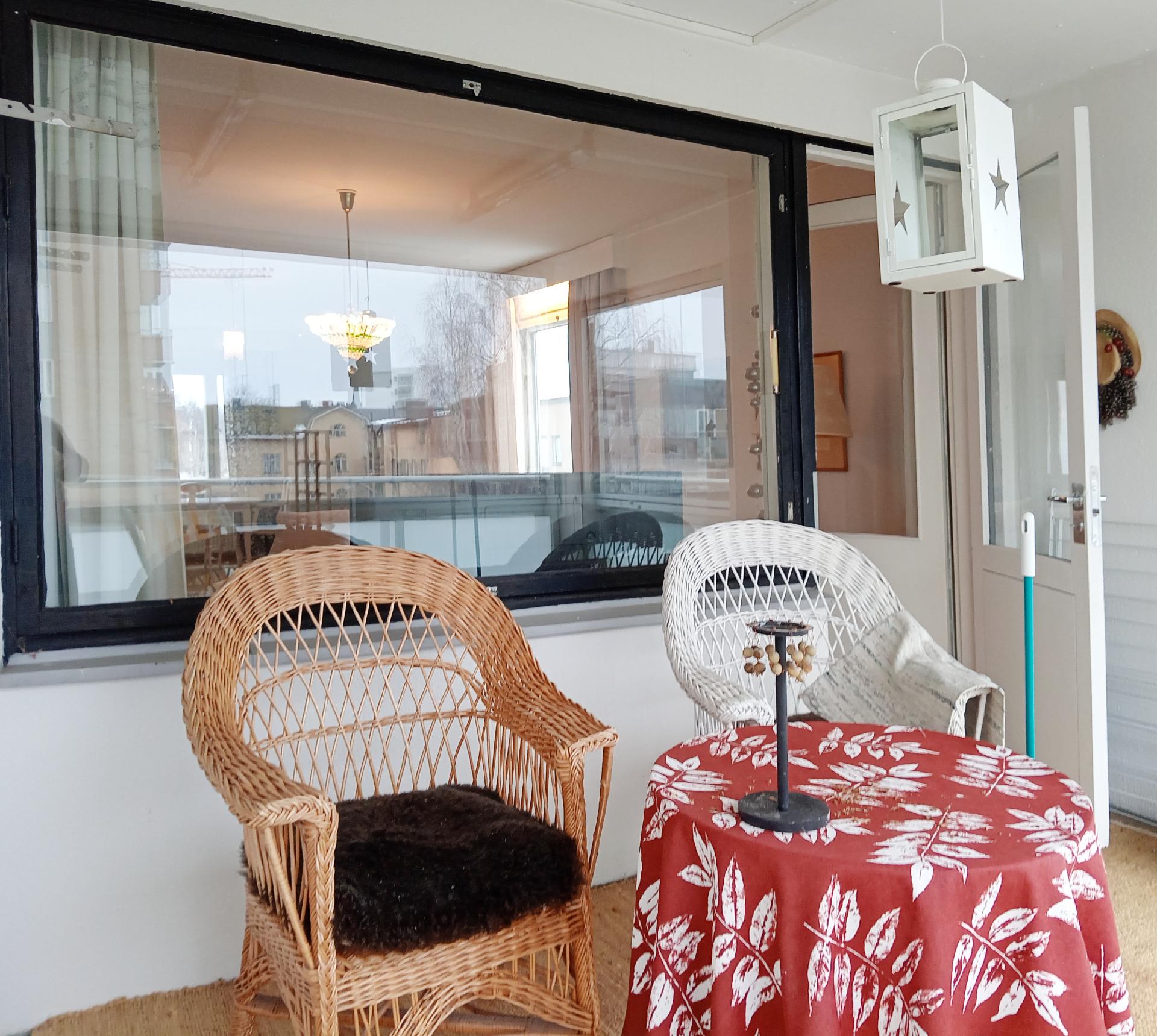 Parveke. Ovi olohuoneeseen.