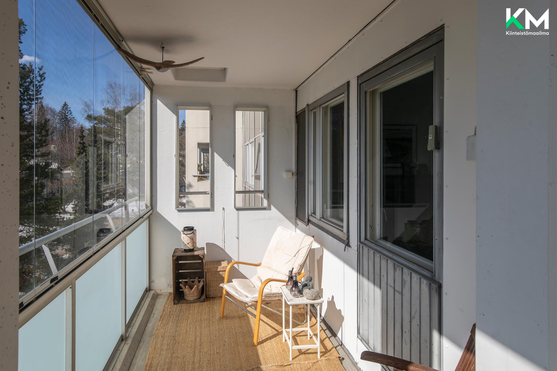 Parvekkeelle on kaksi ovea