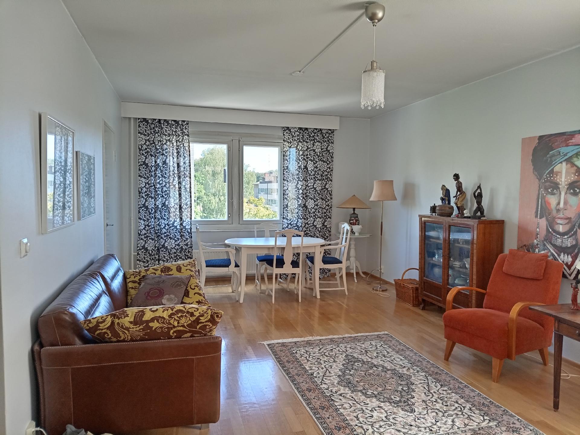 Olohuoneen avaruutta lisäsi ruokailutilan väliseinän purkaminen.