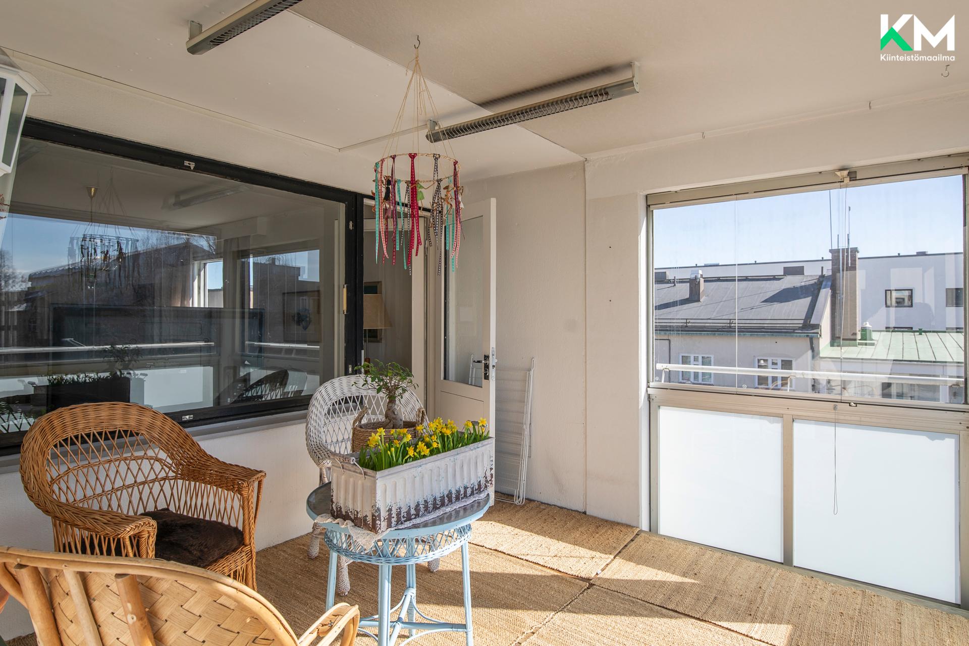 Lasitettu parveke toimii hyvin kesähuoneena