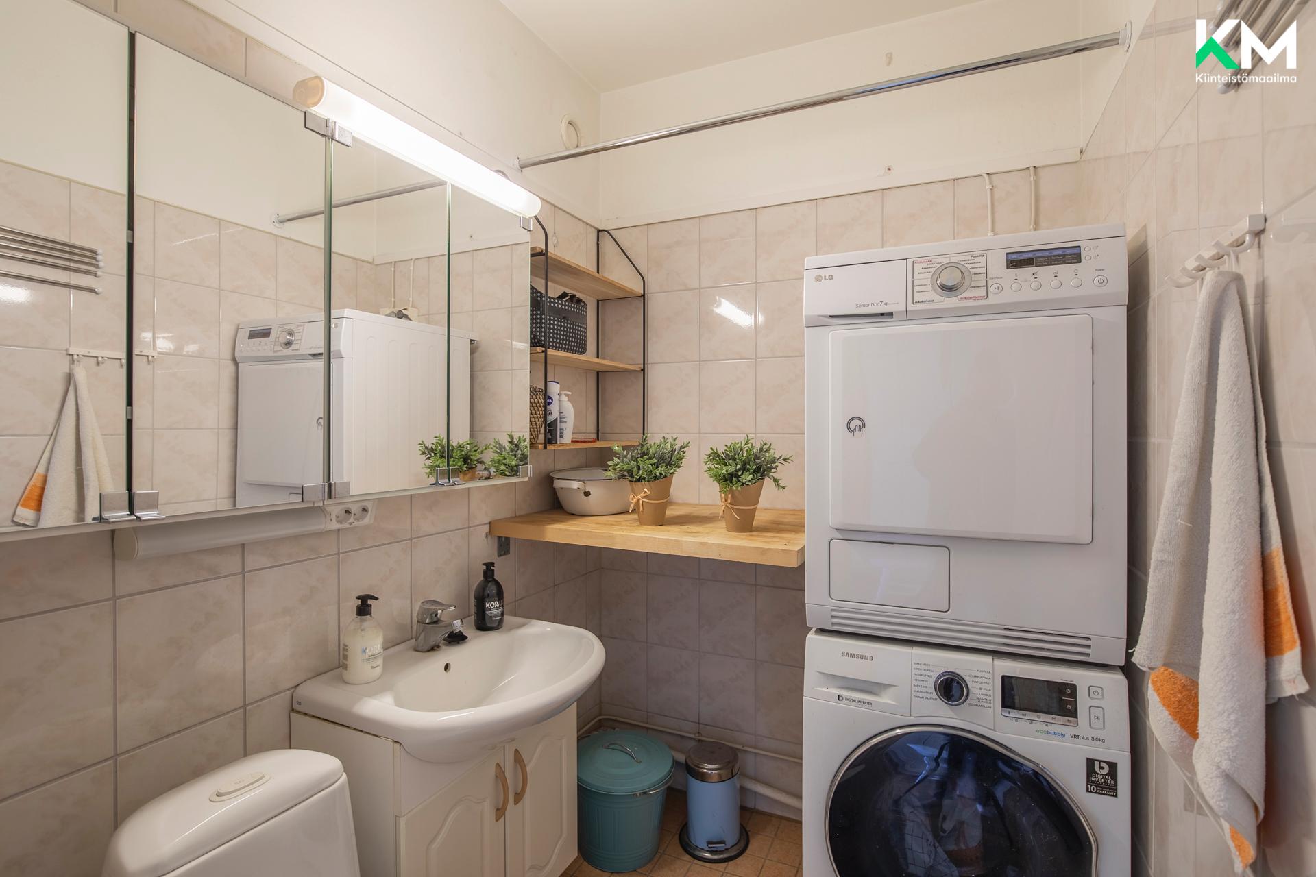 Erillisessä wc:ssä on hyvin tilaa pyykkihuollolle