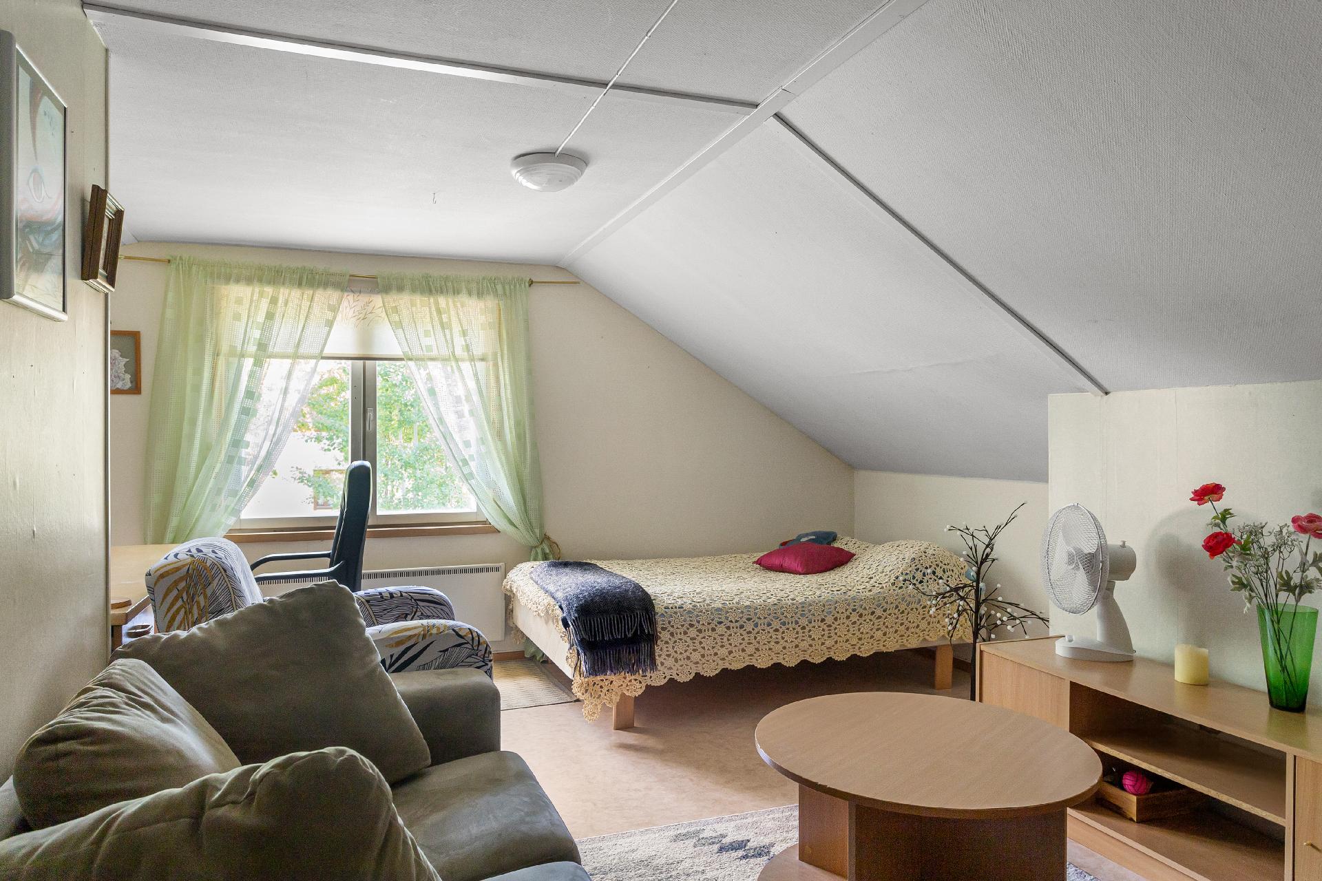 Yläkerran makuuhuone