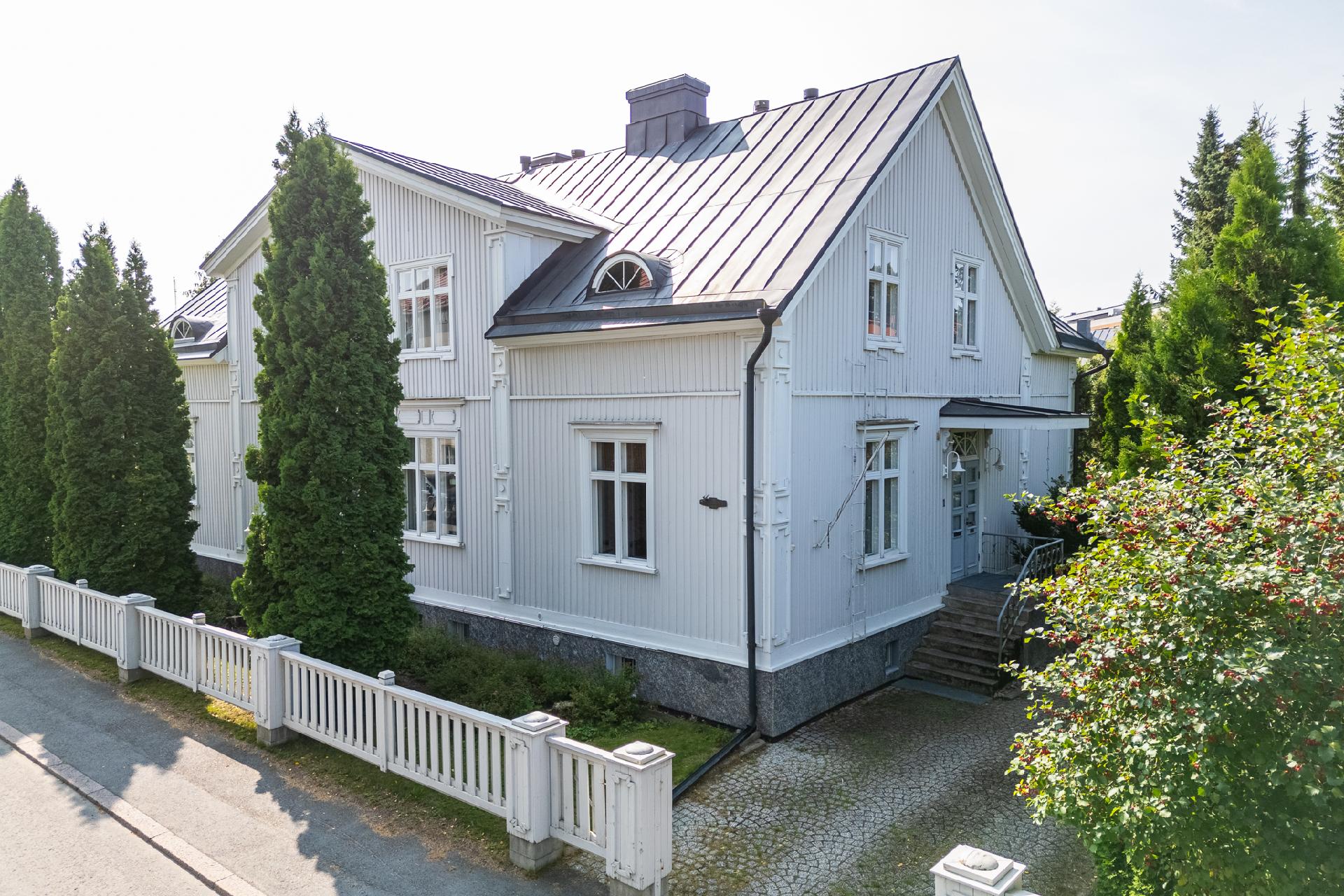 Julkisivu