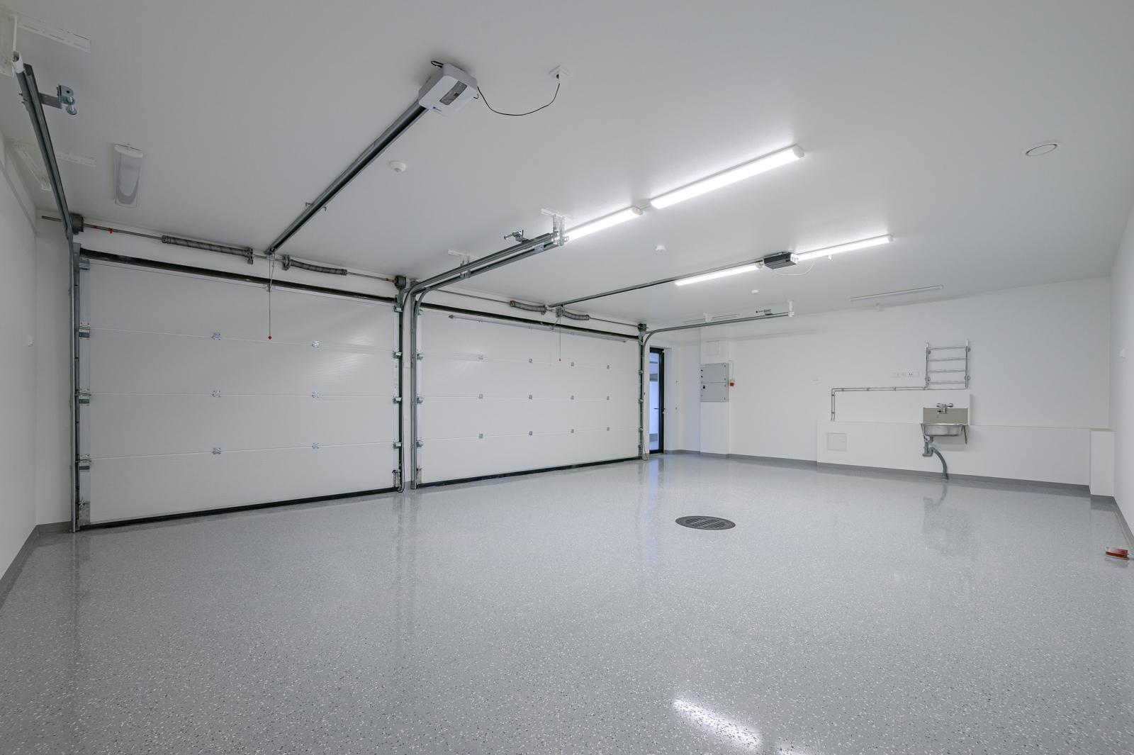 autotallirakennus kolmelle autolle