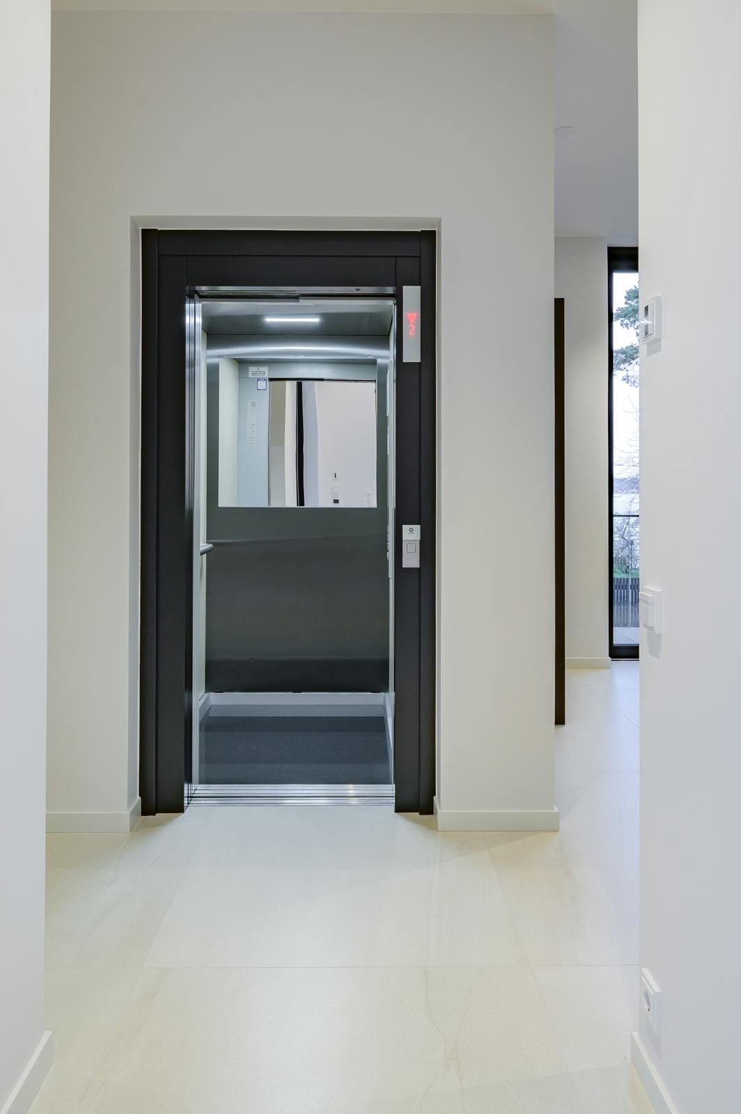 Hissi kerroksien välillä  - myös kattoterassille