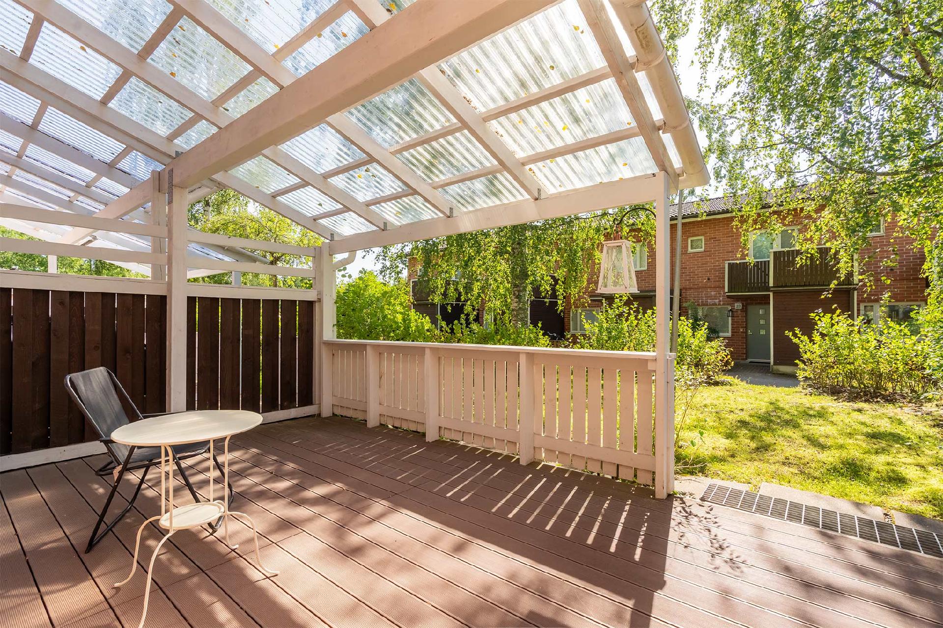 Takapihan katettu terassi