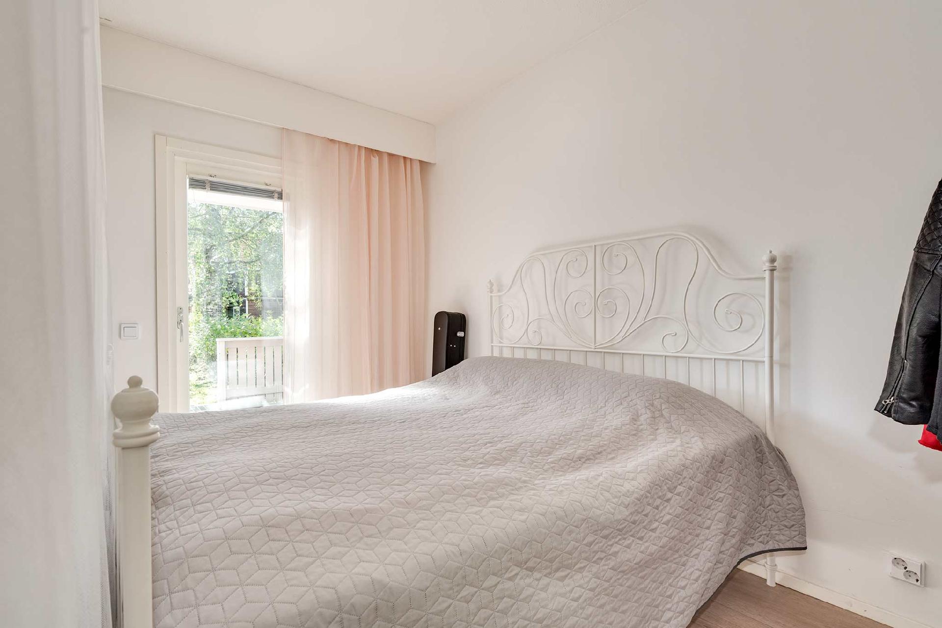 Olohuoneen yhteydessä oleva makuutila