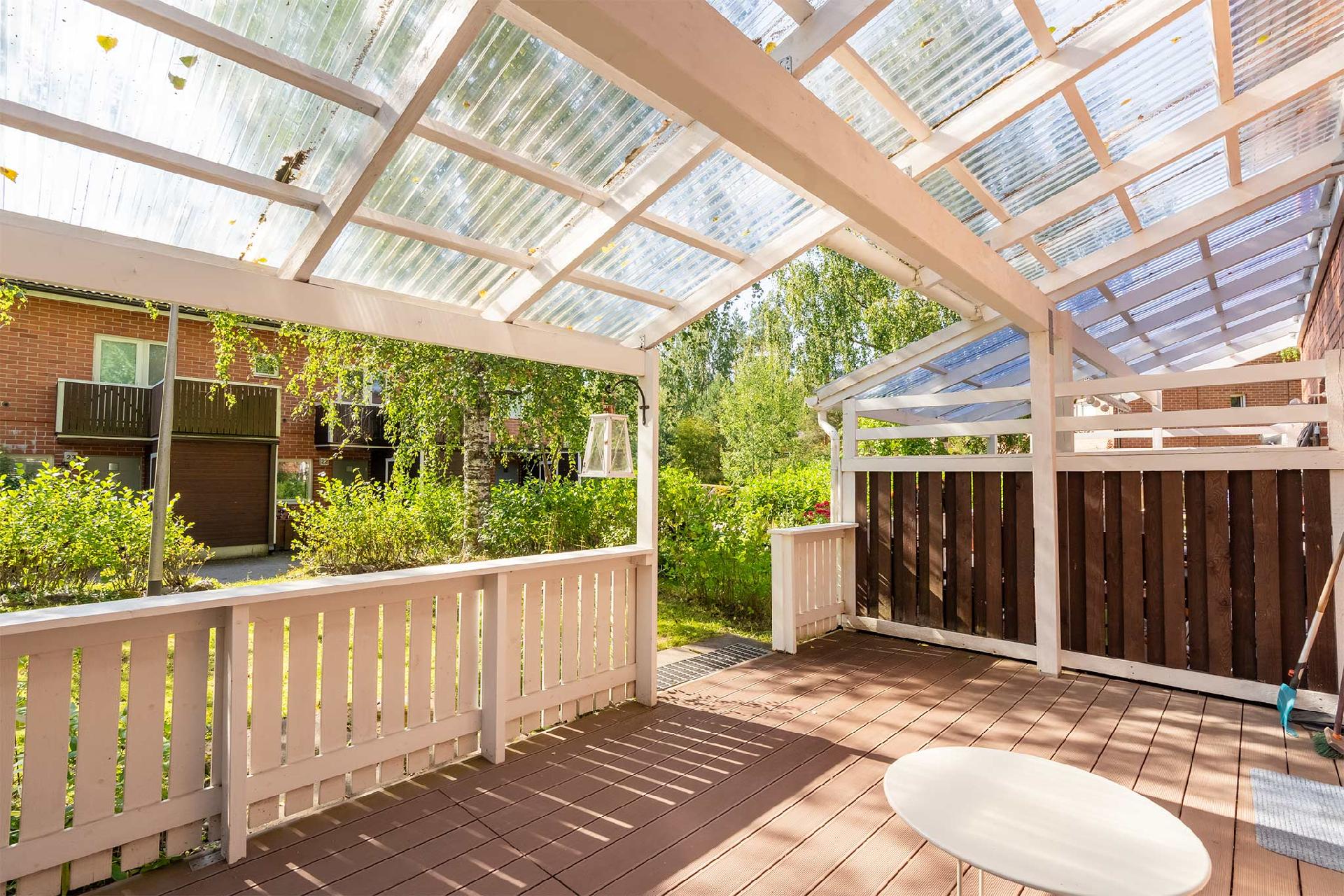 Takapihan katettu terassi