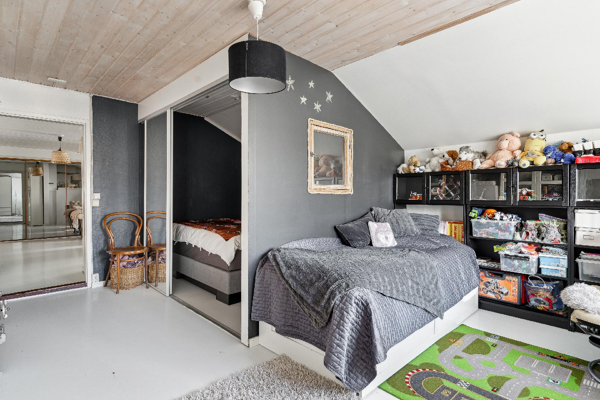 Vaatehuoneeseen on tehty pieni makuusoppi