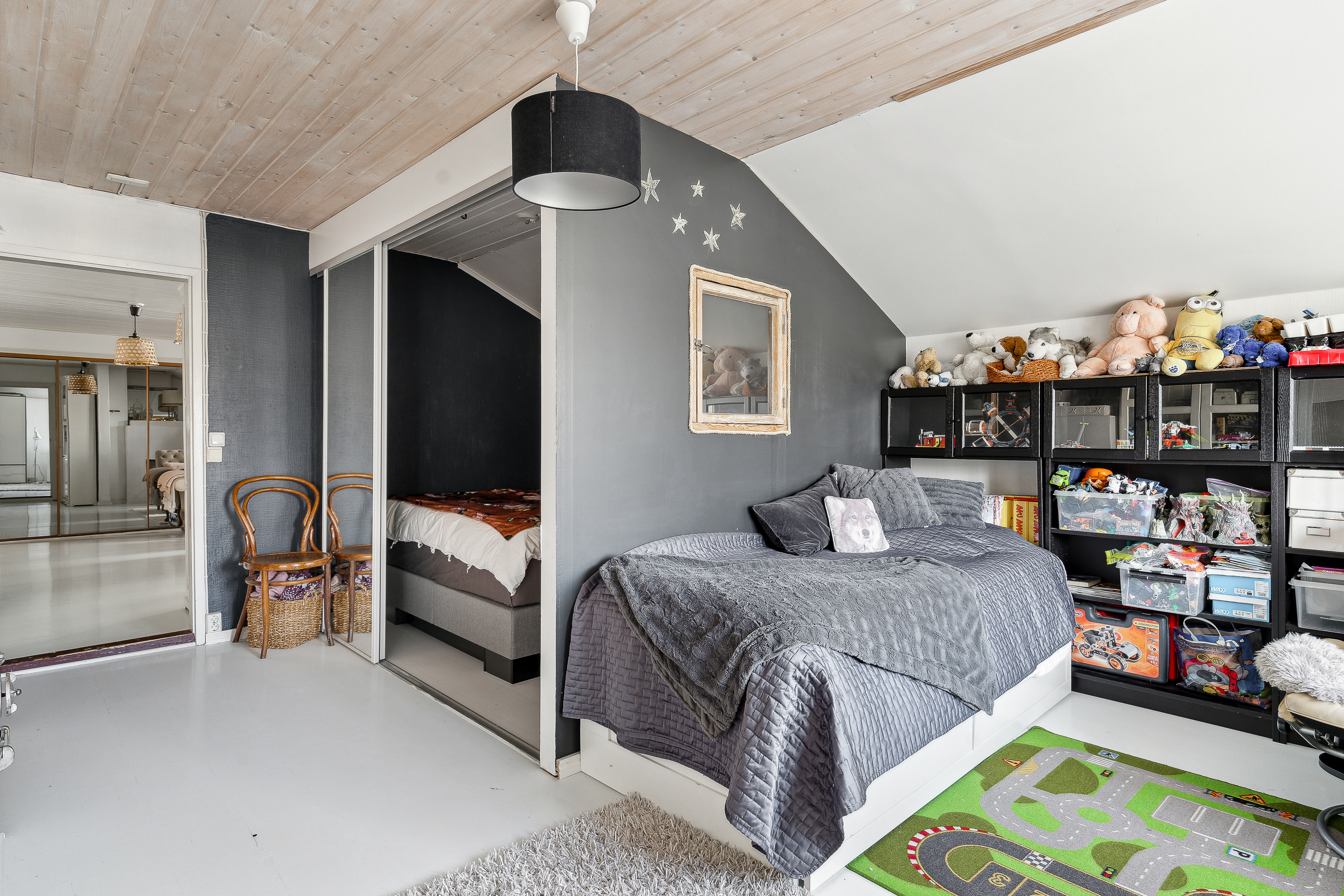 Vaatehuoneeseen on tehty pieni makuusoppi