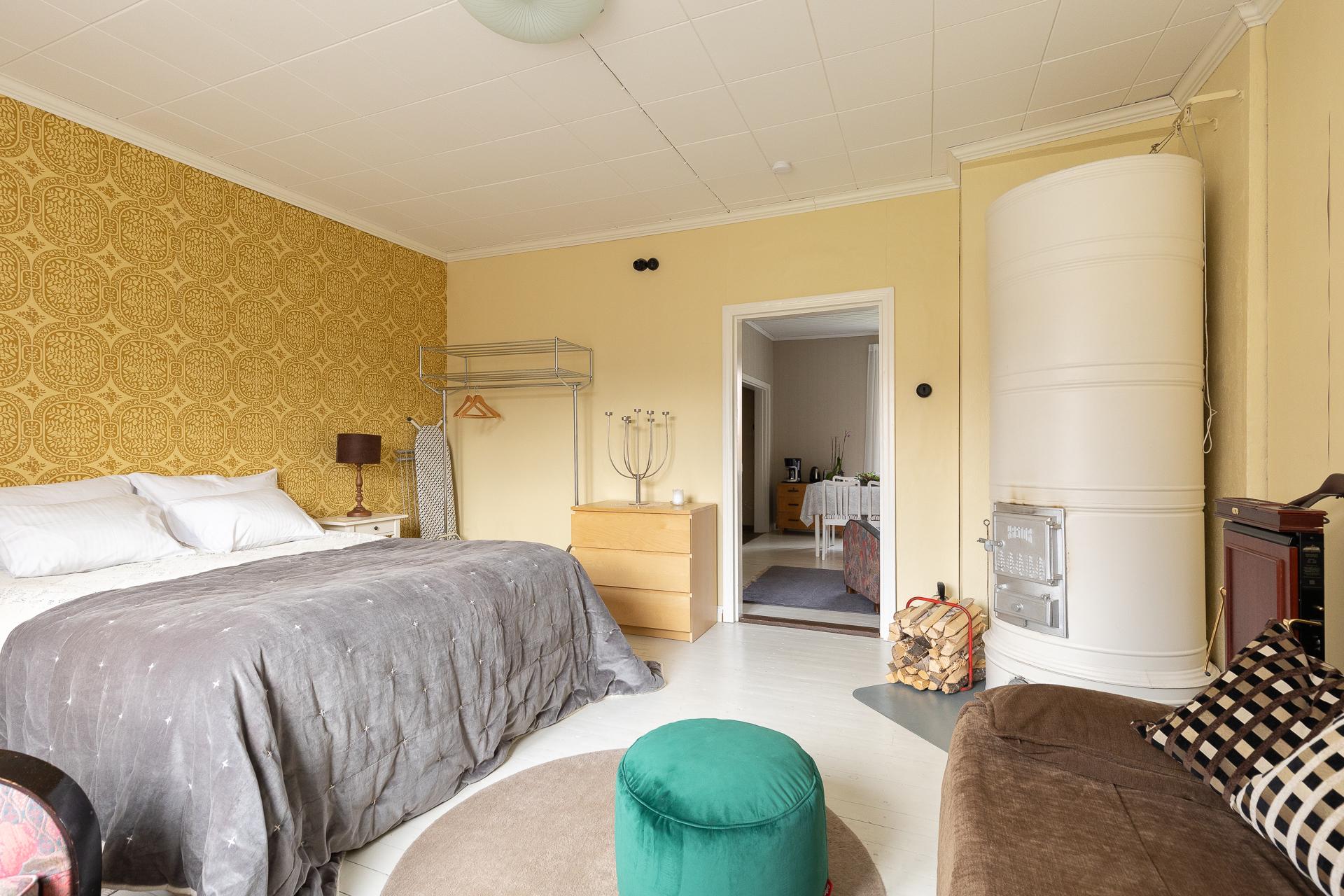 Tämän kodin lämmittää käytänössä toimiva pönttöuuni