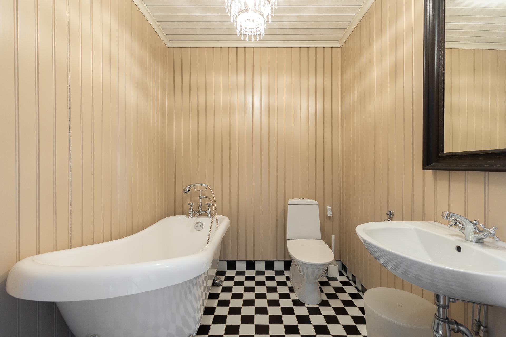 Kylpyhuonekin uudistettu vanhaa kunnioittaen