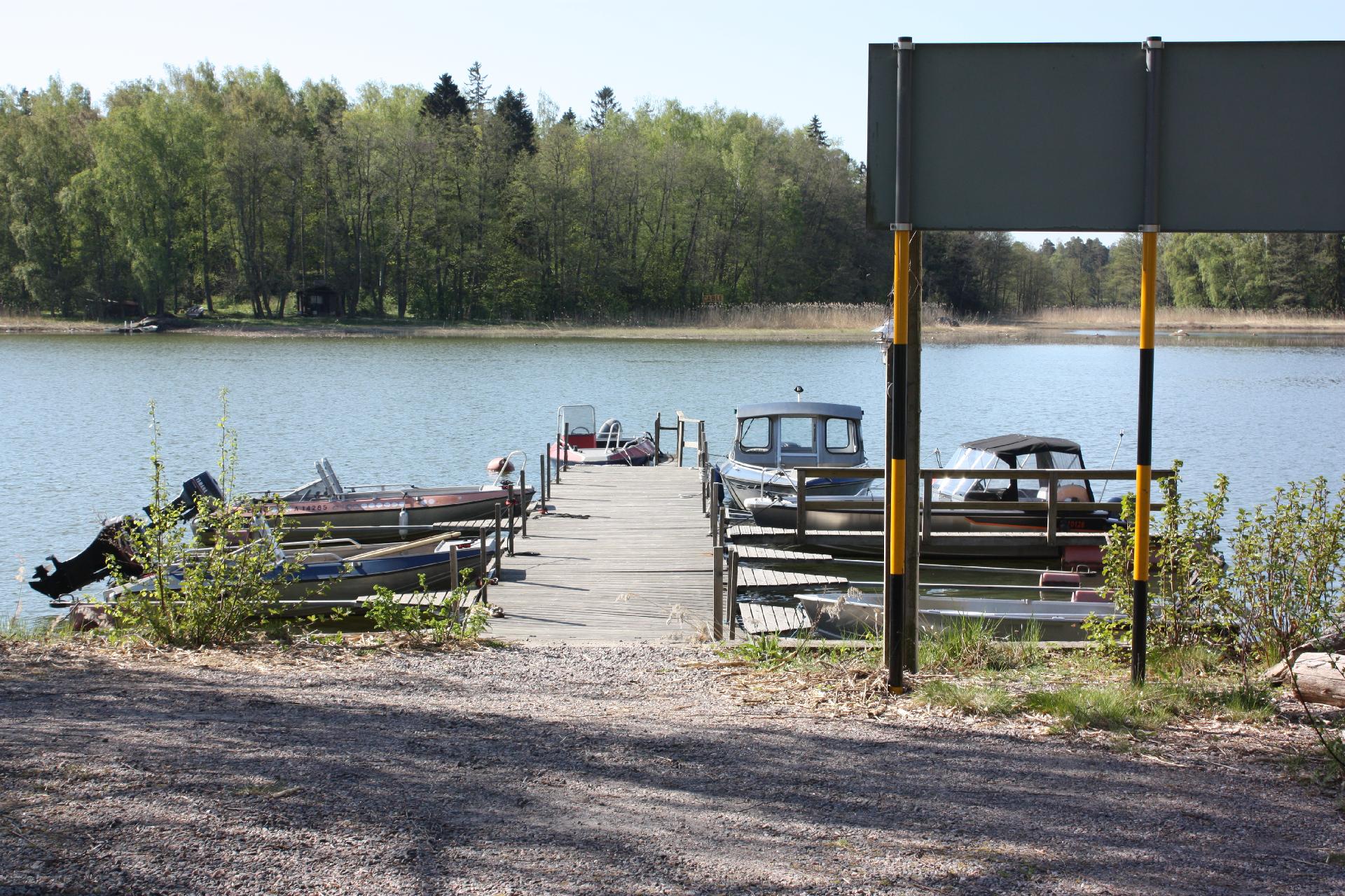 Saaren laituripaikat mantereella