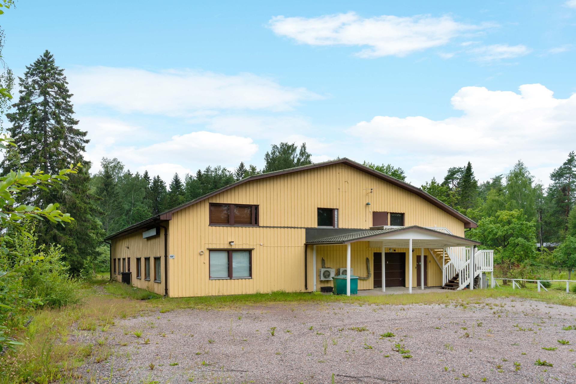 Monikäyttöinen halli hyvällä sijainnilla.