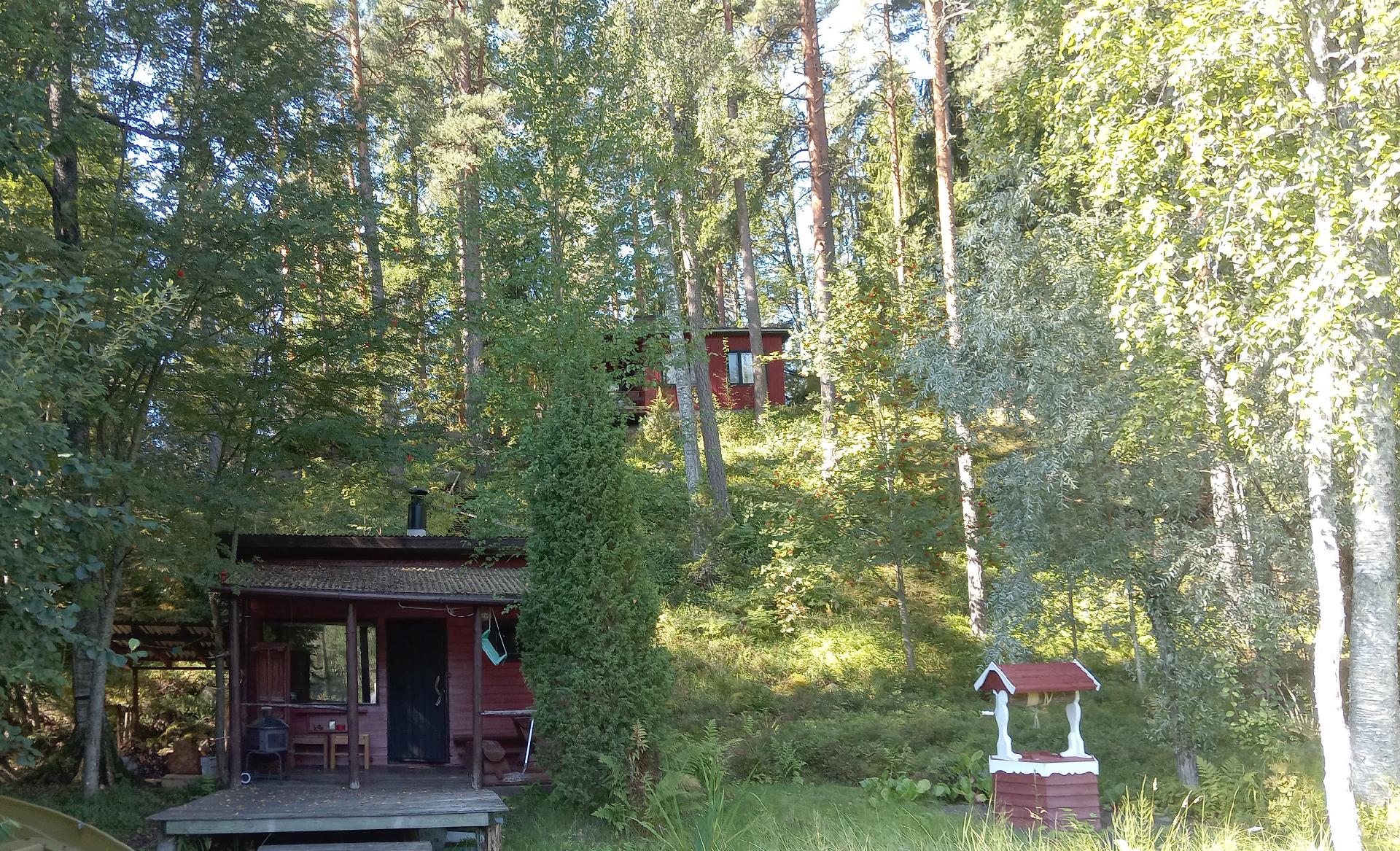 Näkymä laiturilta mökin suuntaan