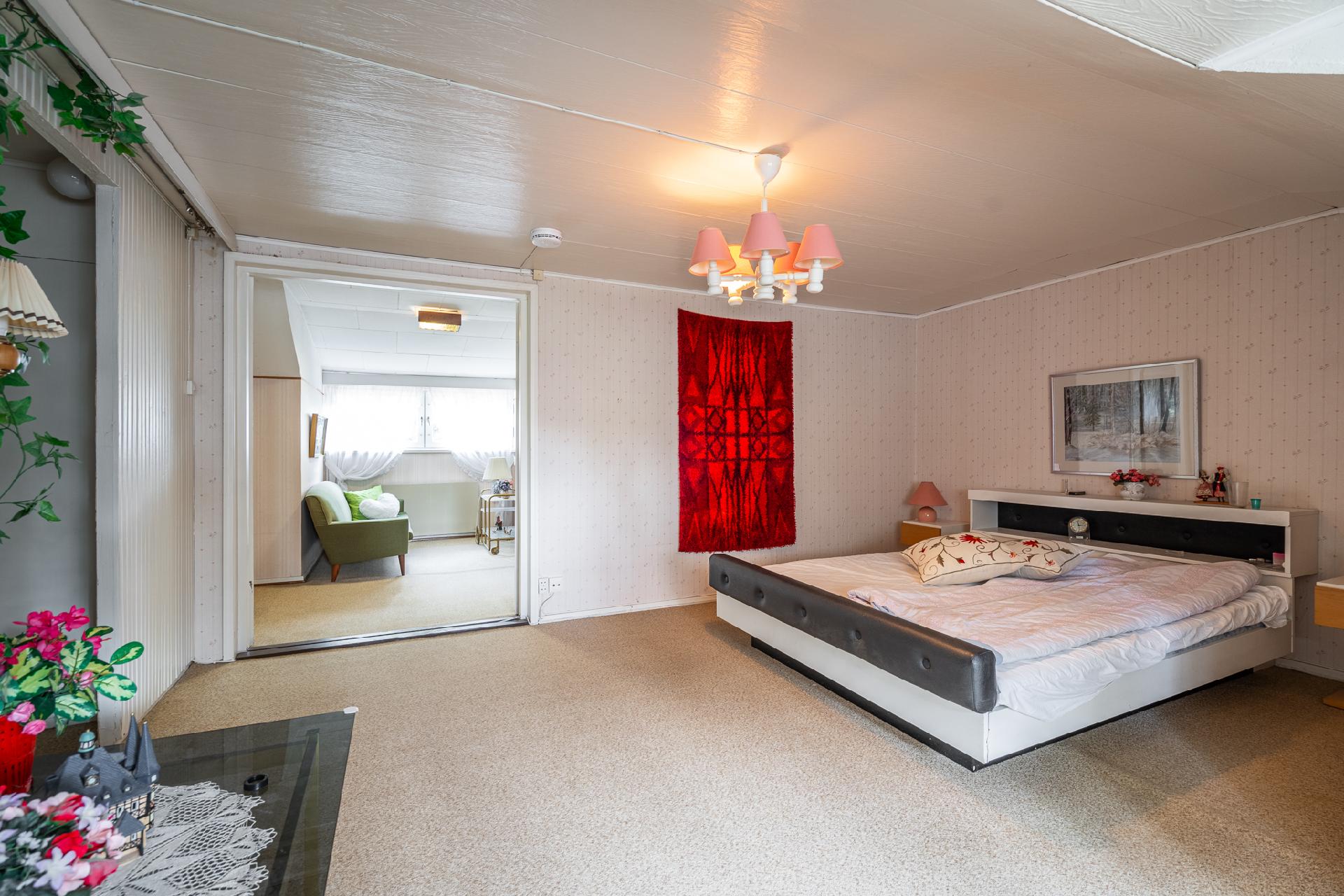 Yläkerran makuuhuone 1