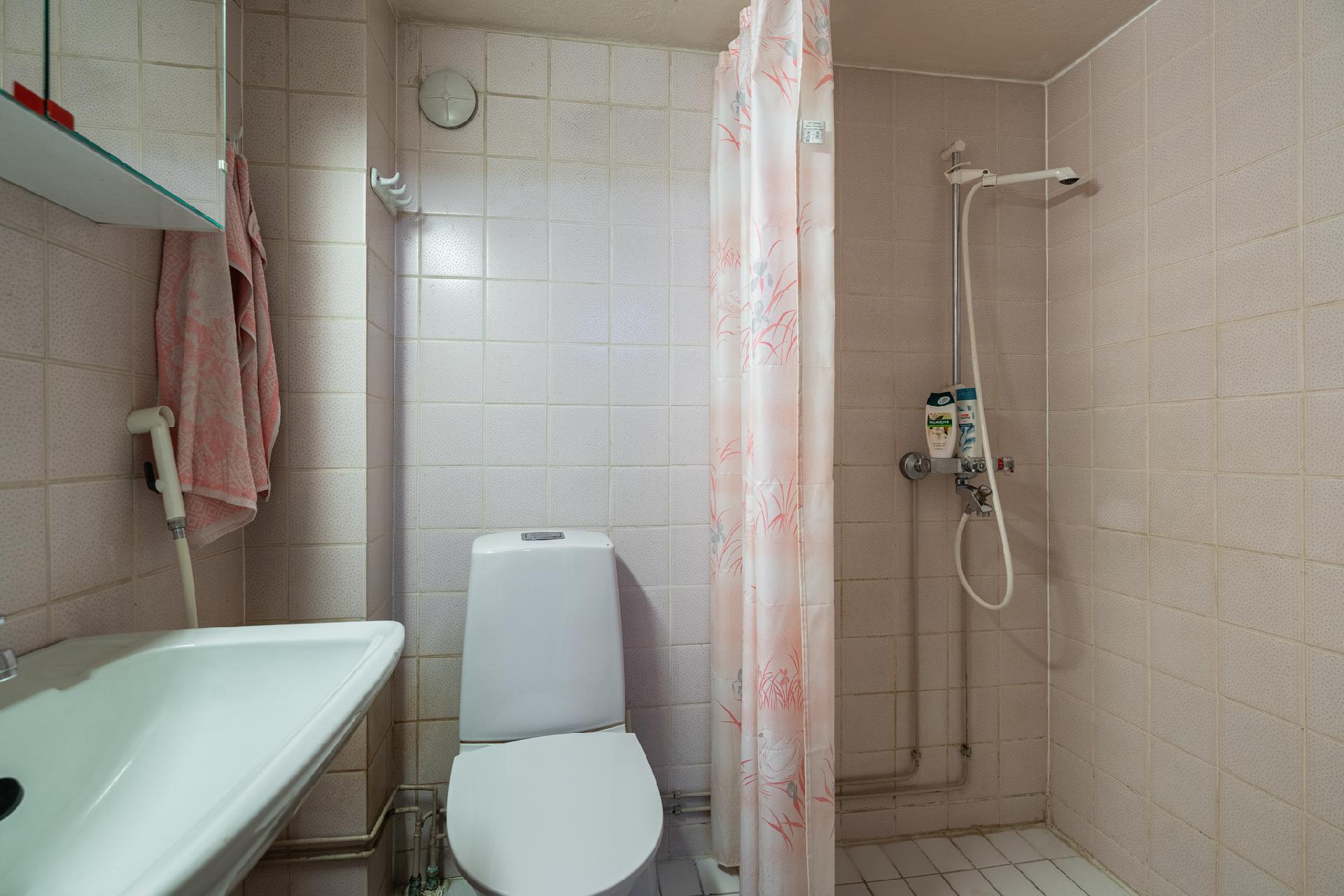 Yläkerran kylpyhuone