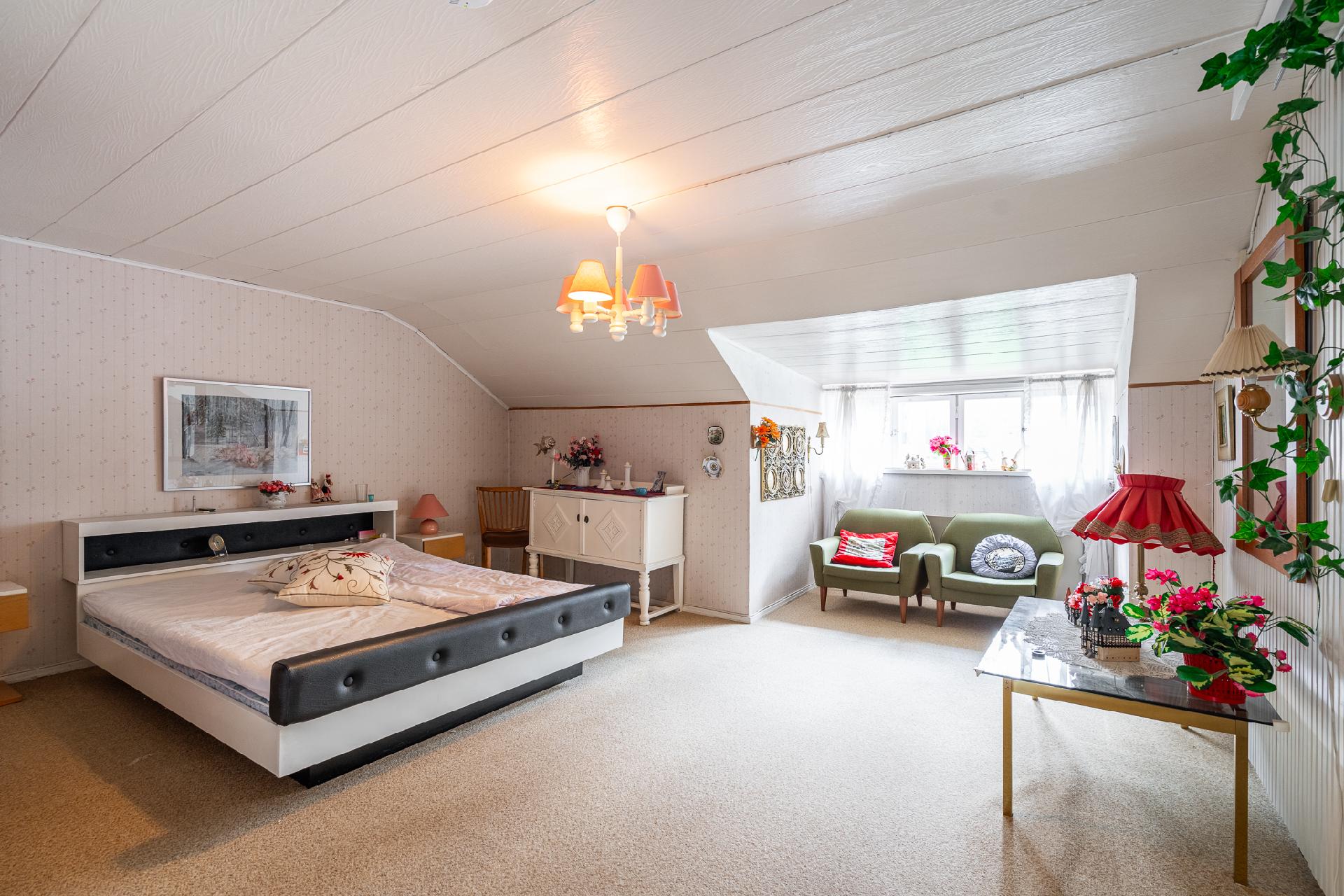 Yläkerran makuuhuone 1