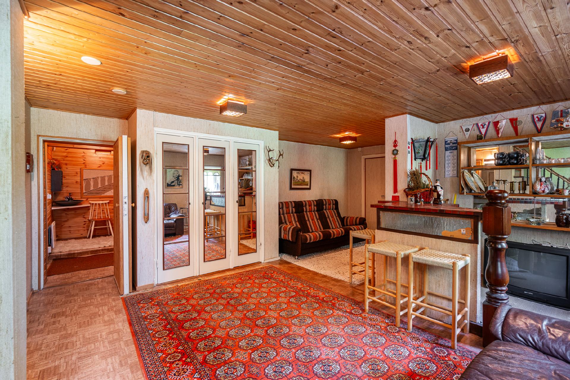 Alakerran oleskeluhuone