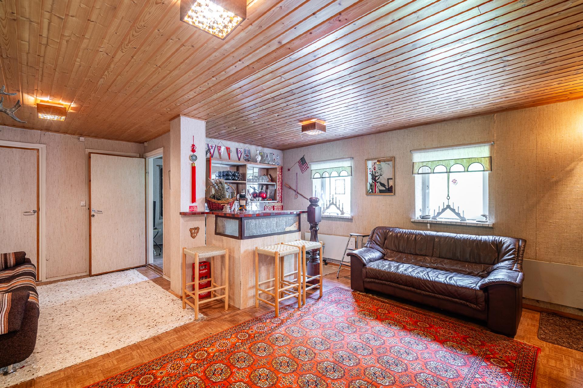 Alakerran oleskeluhuone