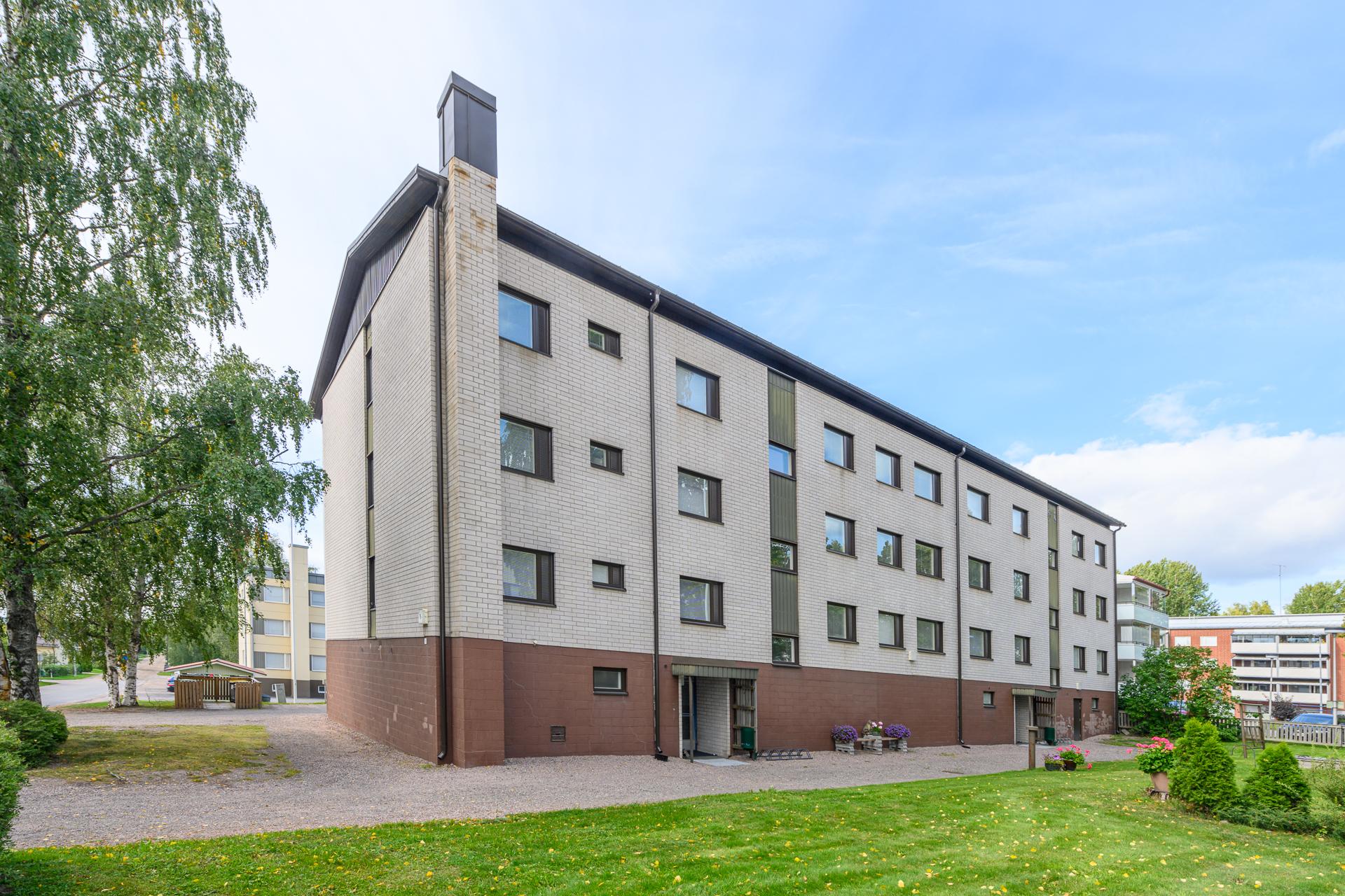 Heti vapaana toisen kerroksen saunallinen ja parvekkeellinen kolmio suositulla Hirsimäen alueella.