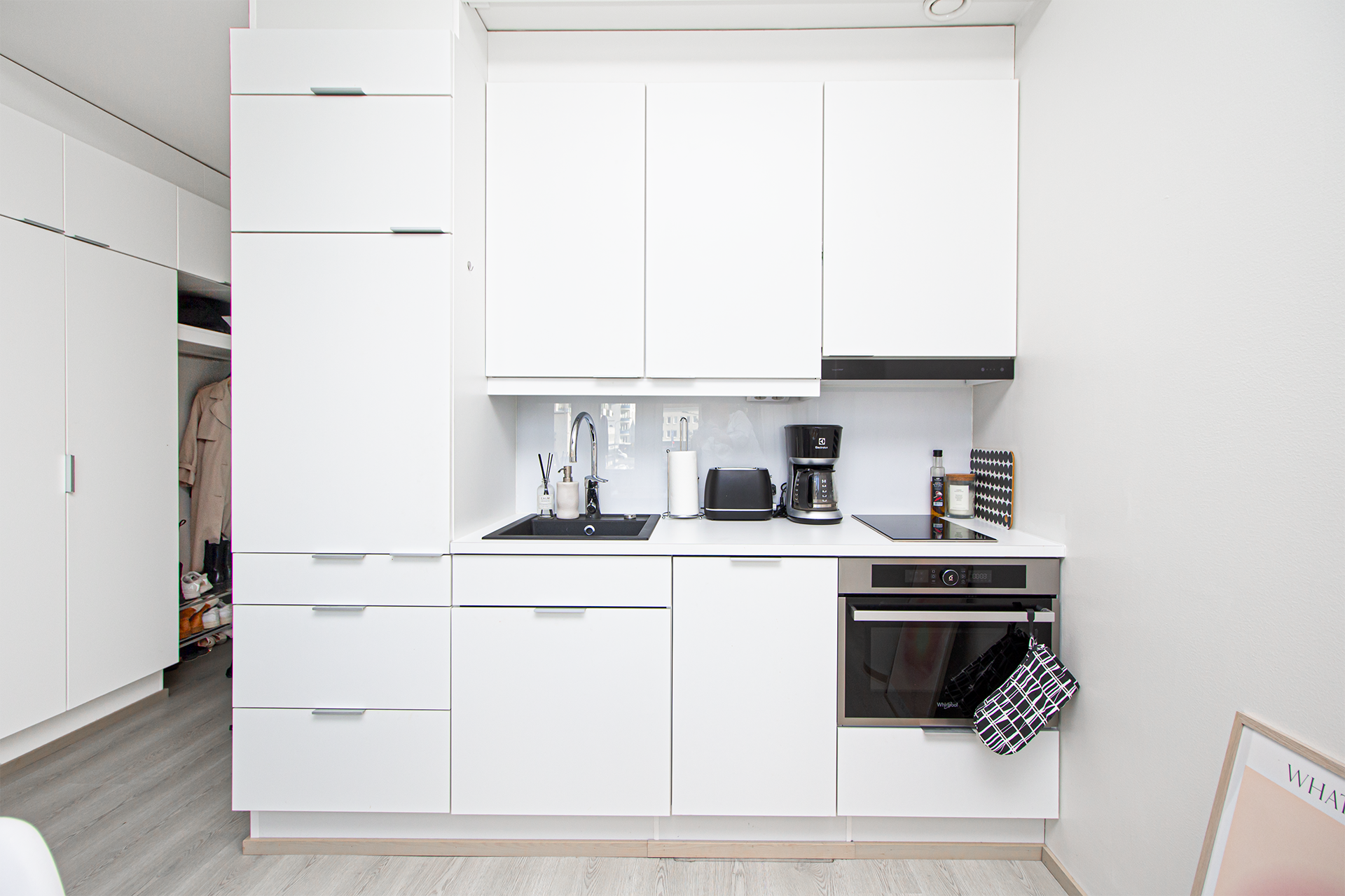 Keittiössä kaikki tarpeellinen.