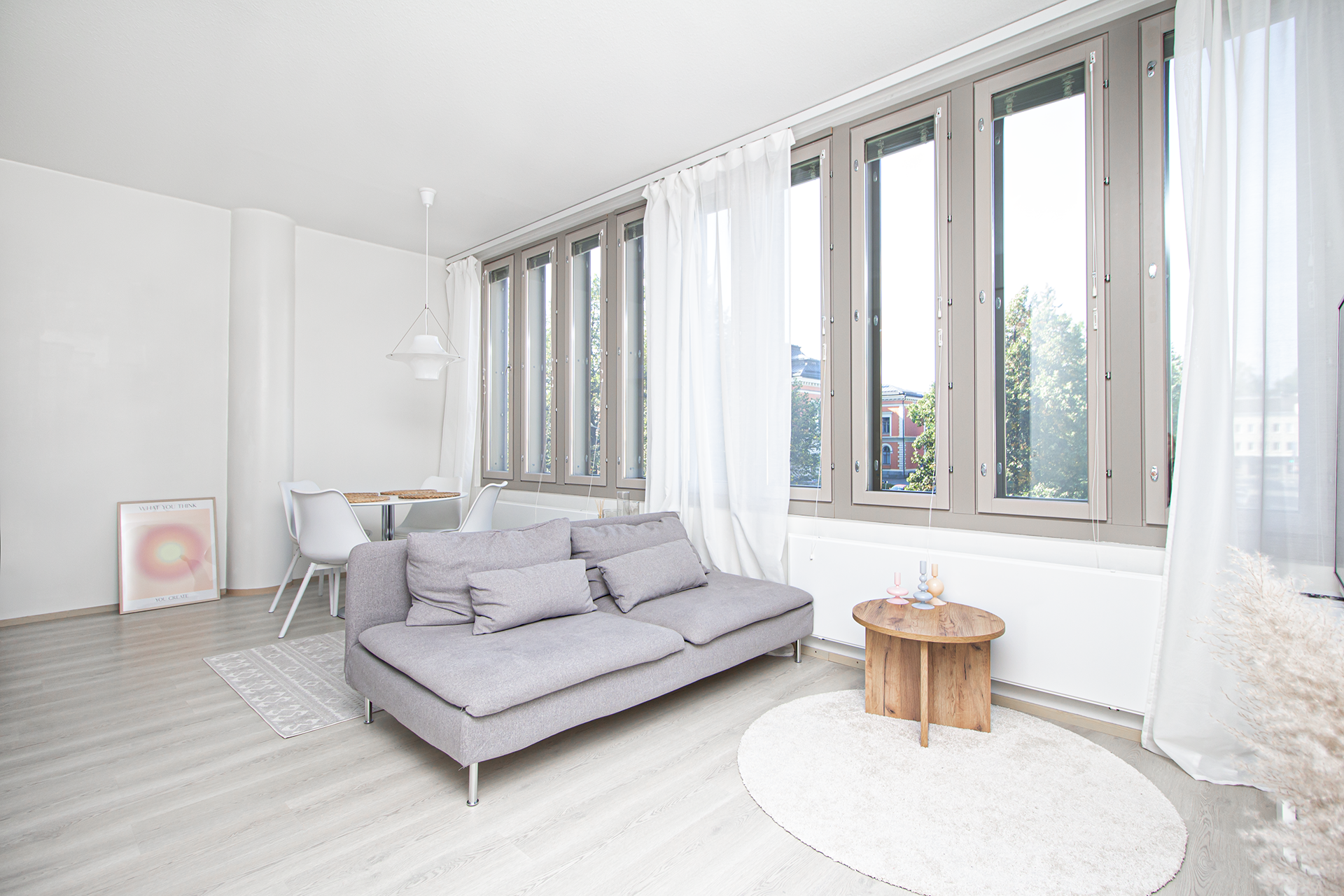 Valoisa koti ja ikkunoista avautuu maisemat Kaupungintalon taakse.